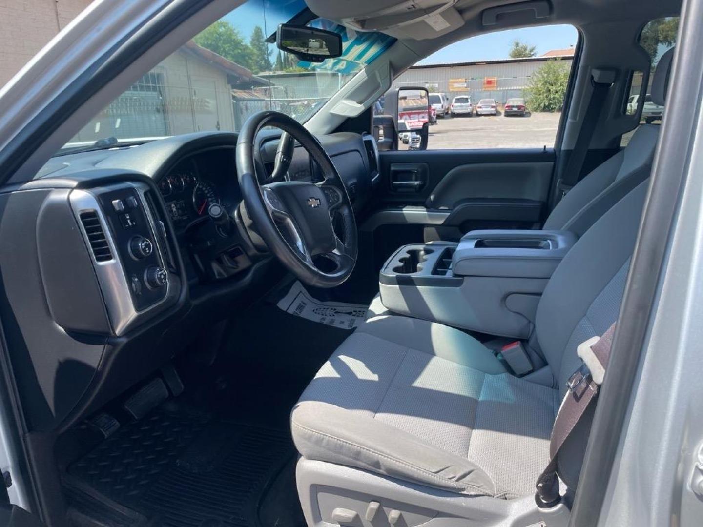 2017 Silver Ice Metallic Chevrolet Silverado 1500 LT (3GCUKREC0HG) with an 5.3L EcoTec3 5.3L V8 355hp 383ft. lbs. Direct Injection engine, 6-Speed Shiftable Automatic w/Overdrive transmission, located at 800 Riverside Ave, Roseville, CA, 95678, 916-773-4549 & Toll Free: 866-719-4393, 38.732265, -121.291039 - 4X4 CREW CAB LT SERVICE RECORDS ON CLEAN CARFAX - Photo#8