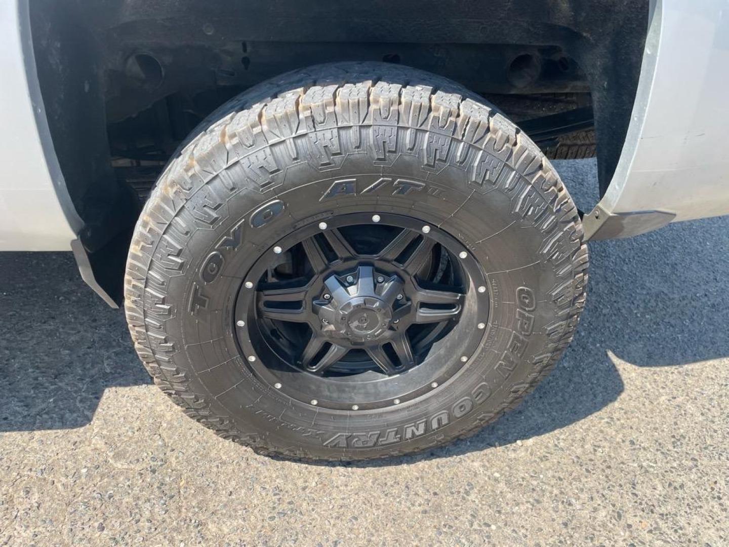 2017 Silver Ice Metallic Chevrolet Silverado 1500 LT (3GCUKREC0HG) with an 5.3L EcoTec3 5.3L V8 355hp 383ft. lbs. Direct Injection engine, 6-Speed Shiftable Automatic w/Overdrive transmission, located at 800 Riverside Ave, Roseville, CA, 95678, 916-773-4549 & Toll Free: 866-719-4393, 38.732265, -121.291039 - 4X4 CREW CAB LT SERVICE RECORDS ON CLEAN CARFAX - Photo#10