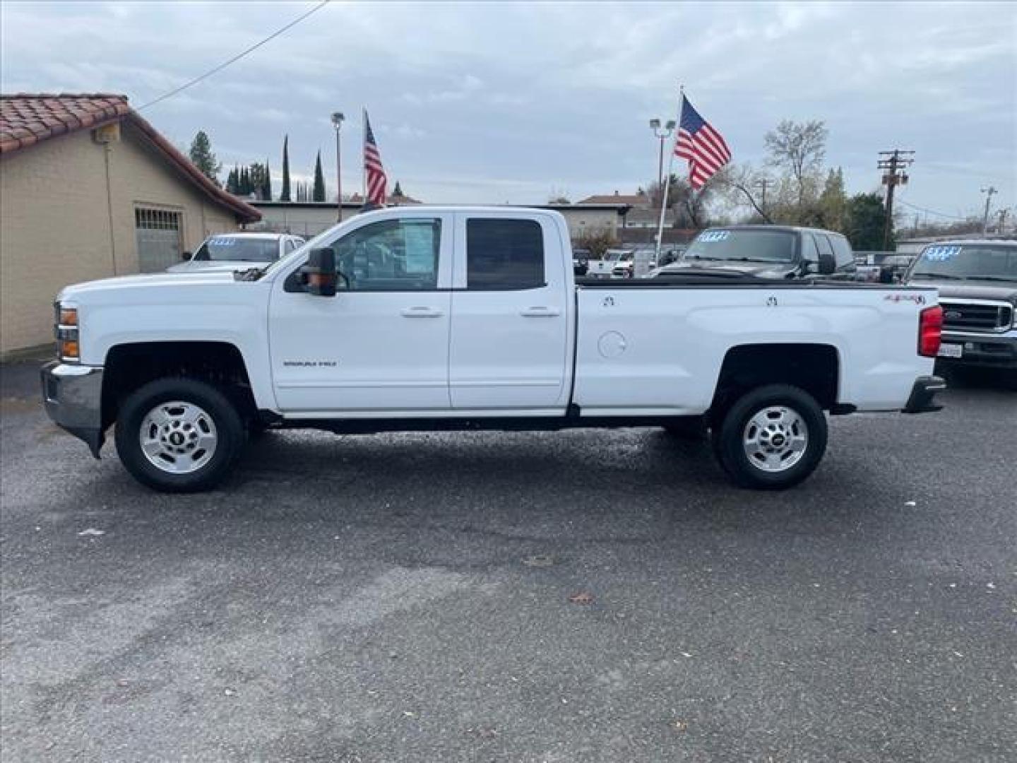 2017 Summit White Chevrolet Silverado 2500HD LT (1GC2KVEG2HZ) with an 6.0L Vortec 6.0L Flex Fuel V8 360hp 380ft. lbs. Sequential Electronic Fuel Injection engine, 6-Speed Shiftable Automatic transmission, located at 800 Riverside Ave, Roseville, CA, 95678, 916-773-4549 & Toll Free: 866-719-4393, 38.732265, -121.291039 - DOUBLE CAB 4X4 LT - Photo#4