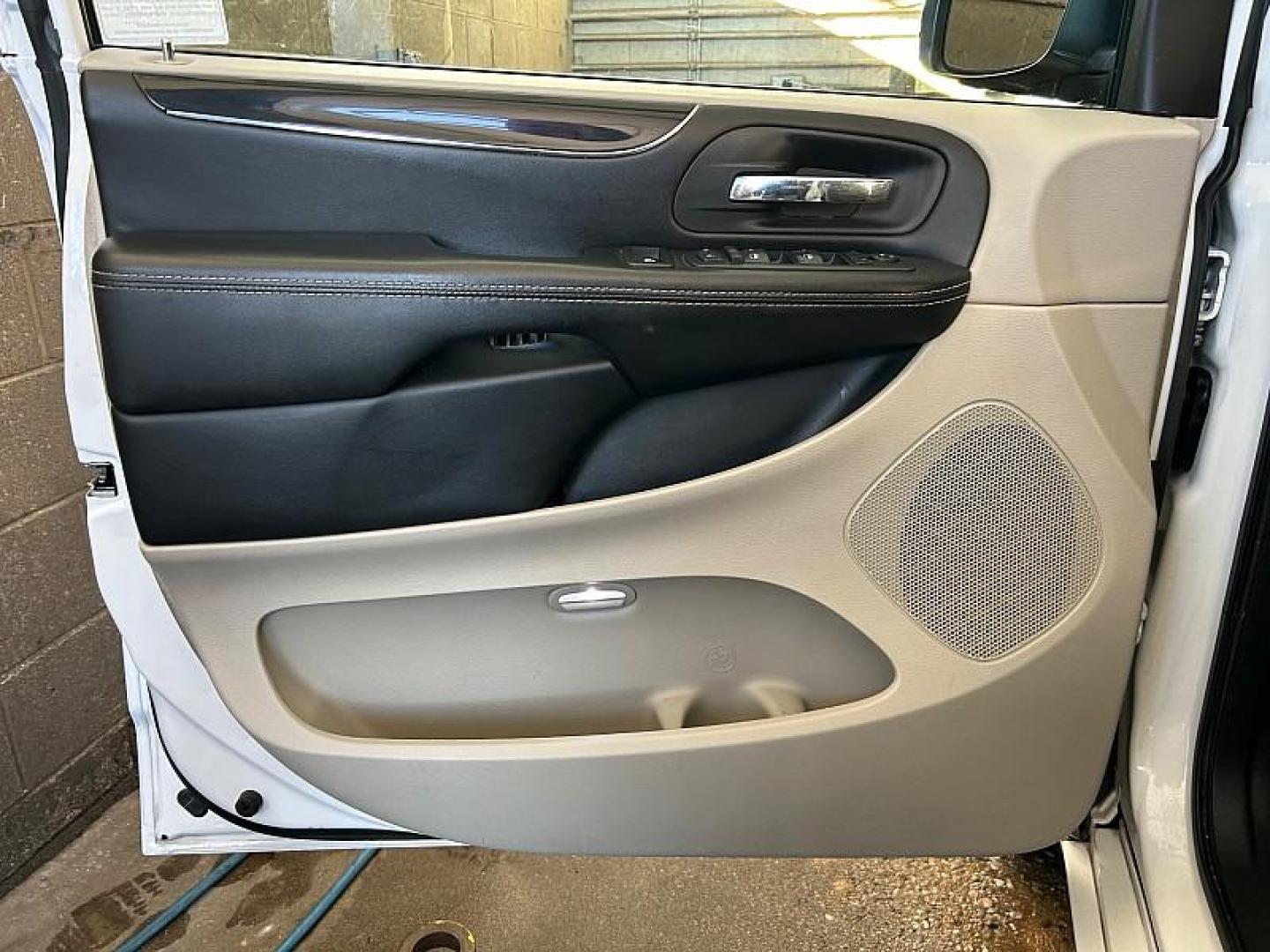 2017 SILVER Dodge Grand Caravan (2C4RDGCG2HR) with an V6 Flex Fuel 3.6 Liter engine, Automatic 6-Spd transmission, located at 412 Auto Vista Drive, Palmdale, 93551, (661) 945-0620, 34.592636, -118.136681 - Photo#4