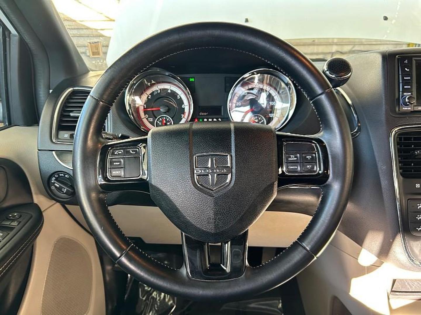 2017 SILVER Dodge Grand Caravan (2C4RDGCG2HR) with an V6 Flex Fuel 3.6 Liter engine, Automatic 6-Spd transmission, located at 412 Auto Vista Drive, Palmdale, 93551, (661) 945-0620, 34.592636, -118.136681 - Photo#9