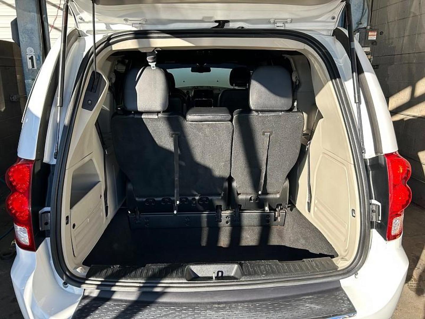 2017 SILVER Dodge Grand Caravan (2C4RDGCG2HR) with an V6 Flex Fuel 3.6 Liter engine, Automatic 6-Spd transmission, located at 412 Auto Vista Drive, Palmdale, 93551, (661) 945-0620, 34.592636, -118.136681 - Photo#12