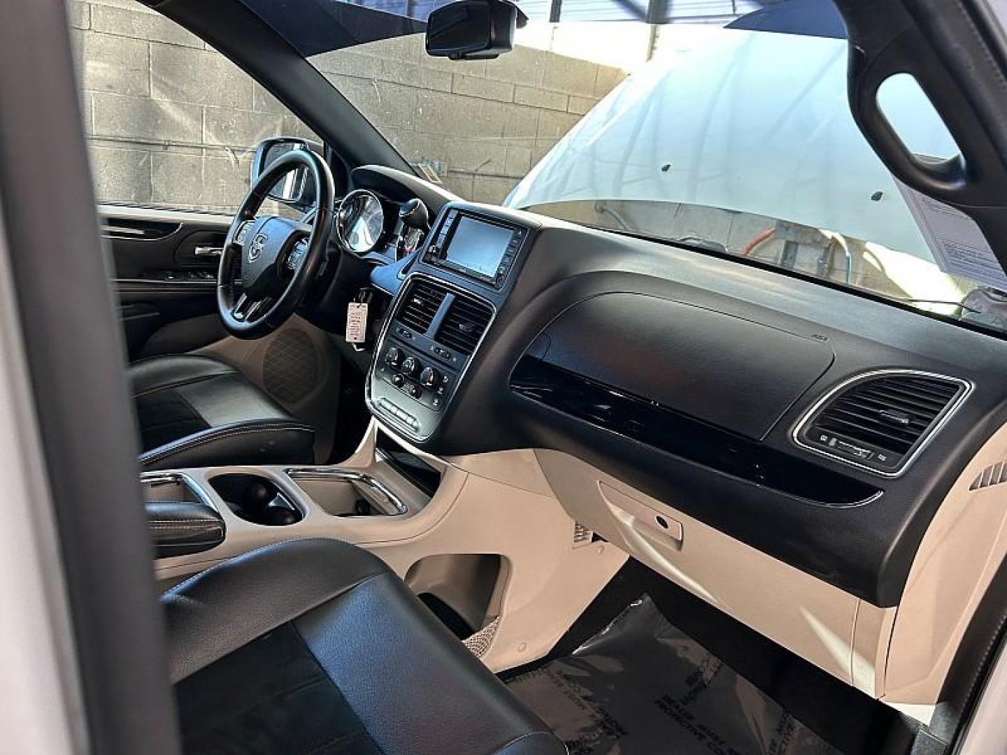 2017 SILVER Dodge Grand Caravan (2C4RDGCG2HR) with an V6 Flex Fuel 3.6 Liter engine, Automatic 6-Spd transmission, located at 412 Auto Vista Drive, Palmdale, 93551, (661) 945-0620, 34.592636, -118.136681 - Photo#15