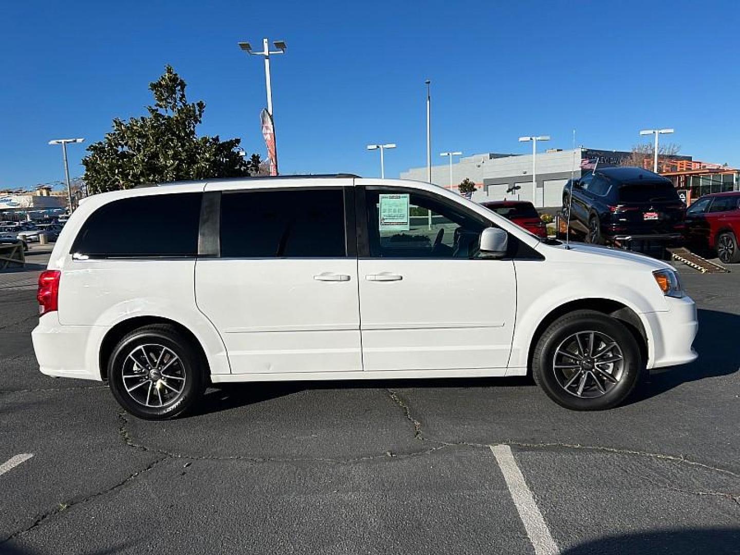 2017 SILVER Dodge Grand Caravan (2C4RDGCG2HR) with an V6 Flex Fuel 3.6 Liter engine, Automatic 6-Spd transmission, located at 412 Auto Vista Drive, Palmdale, 93551, (661) 945-0620, 34.592636, -118.136681 - Photo#21