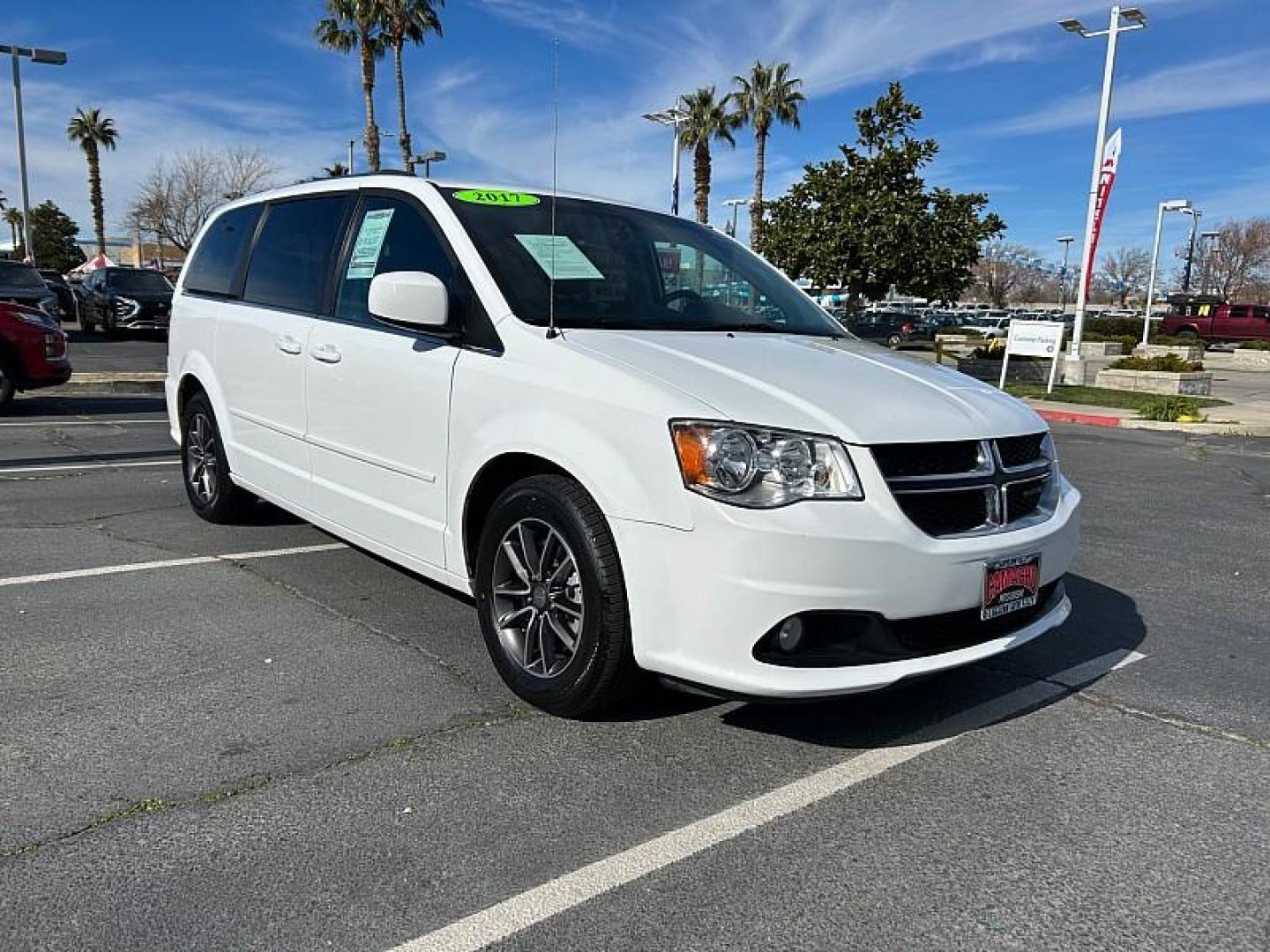 2017 WHITE Dodge Grand Caravan (2C4RDGCG8HR) with an V6 Flex Fuel 3.6 Liter engine, Automatic 6-Spd transmission, located at 412 Auto Vista Drive, Palmdale, 93551, (661) 945-0620, 34.592636, -118.136681 - Photo#0