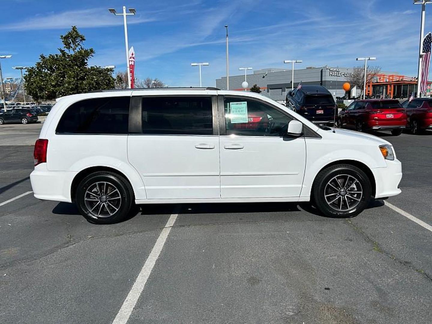 2017 WHITE Dodge Grand Caravan (2C4RDGCG8HR) with an V6 Flex Fuel 3.6 Liter engine, Automatic 6-Spd transmission, located at 412 Auto Vista Drive, Palmdale, 93551, (661) 945-0620, 34.592636, -118.136681 - Photo#2