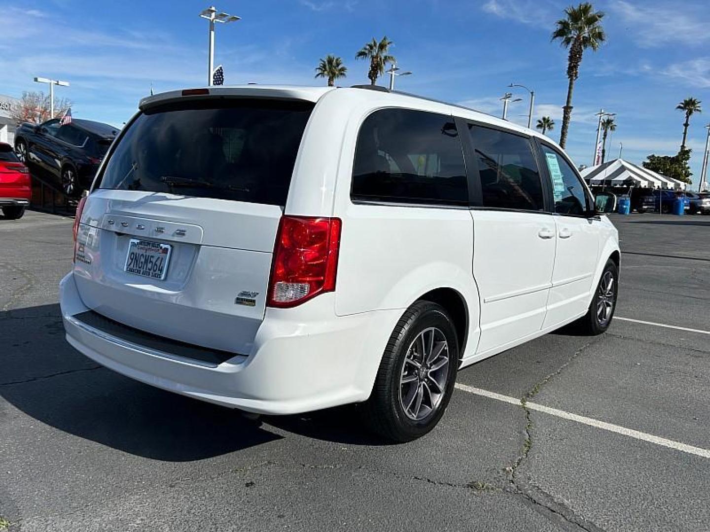 2017 WHITE Dodge Grand Caravan (2C4RDGCG8HR) with an V6 Flex Fuel 3.6 Liter engine, Automatic 6-Spd transmission, located at 412 Auto Vista Drive, Palmdale, 93551, (661) 945-0620, 34.592636, -118.136681 - Photo#3