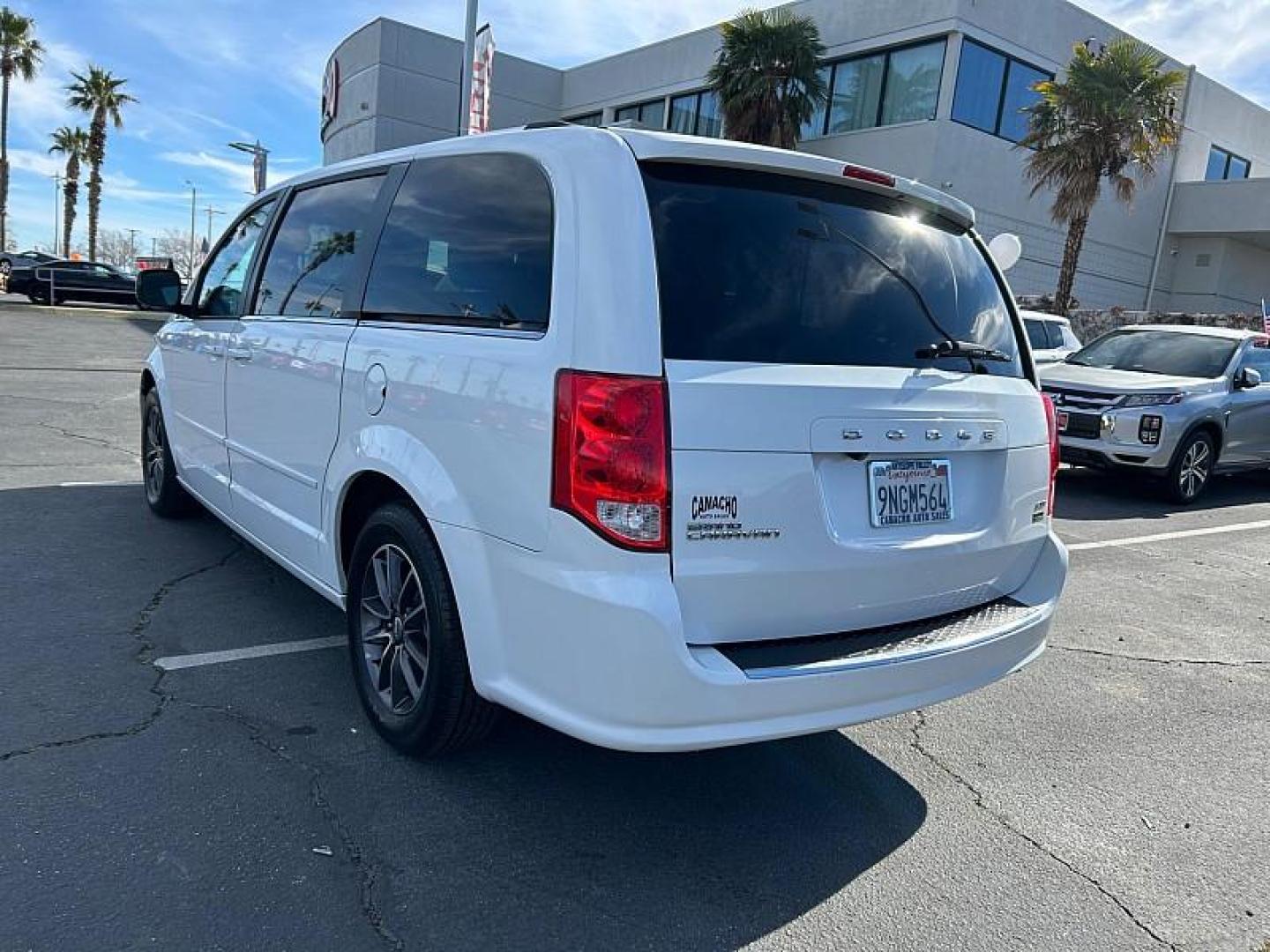 2017 WHITE Dodge Grand Caravan (2C4RDGCG8HR) with an V6 Flex Fuel 3.6 Liter engine, Automatic 6-Spd transmission, located at 412 Auto Vista Drive, Palmdale, 93551, (661) 945-0620, 34.592636, -118.136681 - Photo#5