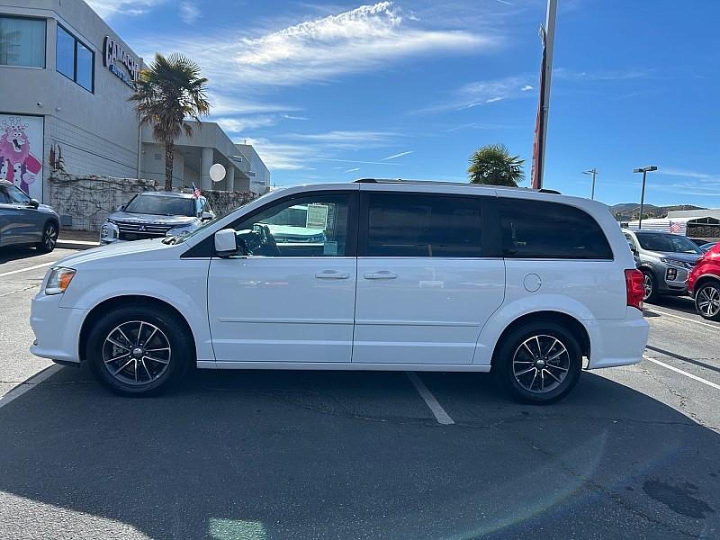 2017 WHITE Dodge Grand Caravan (2C4RDGCG8HR) with an V6 Flex Fuel 3.6 Liter engine, Automatic 6-Spd transmission, located at 412 Auto Vista Drive, Palmdale, 93551, (661) 945-0620, 34.592636, -118.136681 - Photo#6