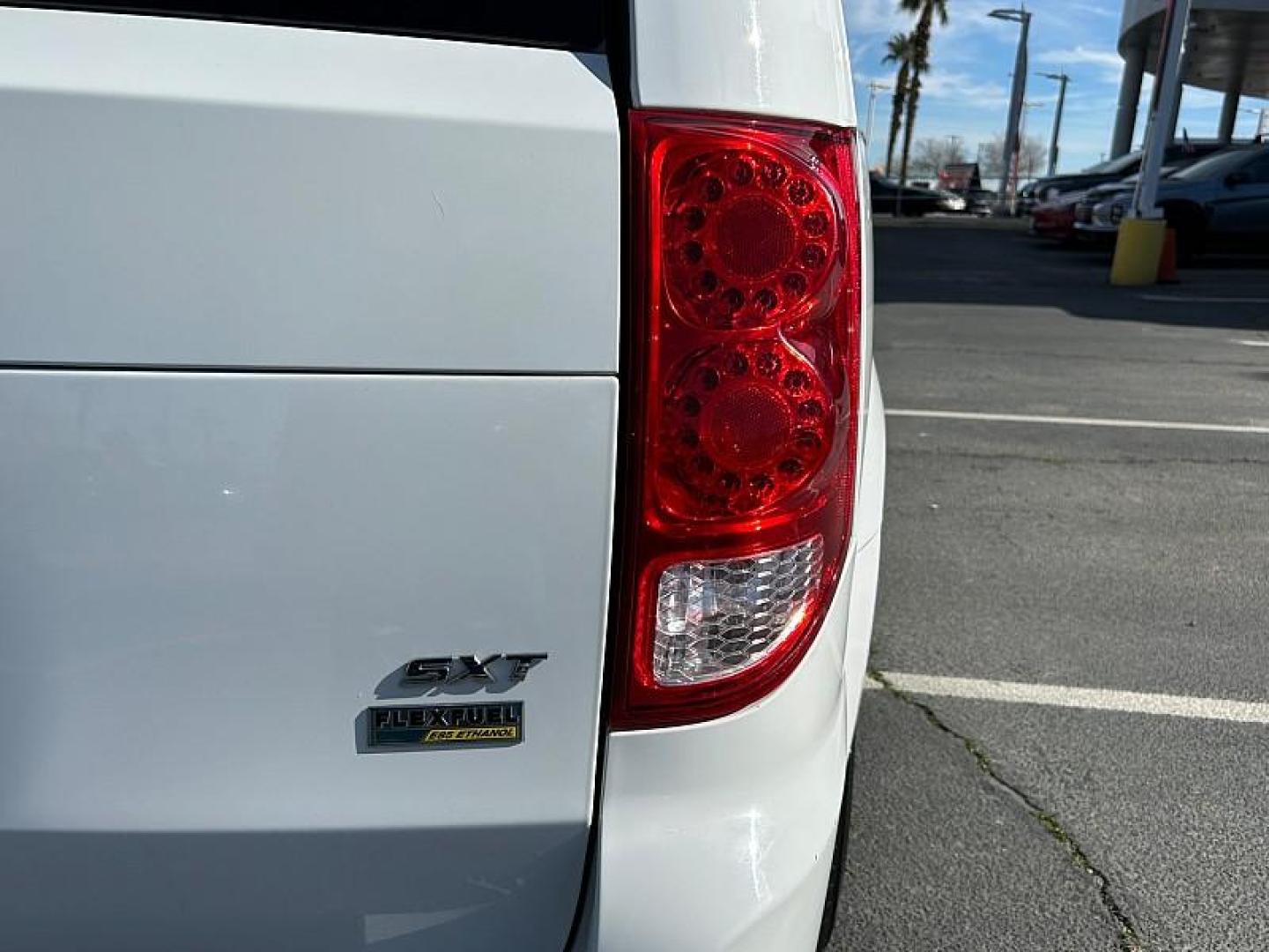 2017 WHITE Dodge Grand Caravan (2C4RDGCG8HR) with an V6 Flex Fuel 3.6 Liter engine, Automatic 6-Spd transmission, located at 412 Auto Vista Drive, Palmdale, 93551, (661) 945-0620, 34.592636, -118.136681 - Photo#10