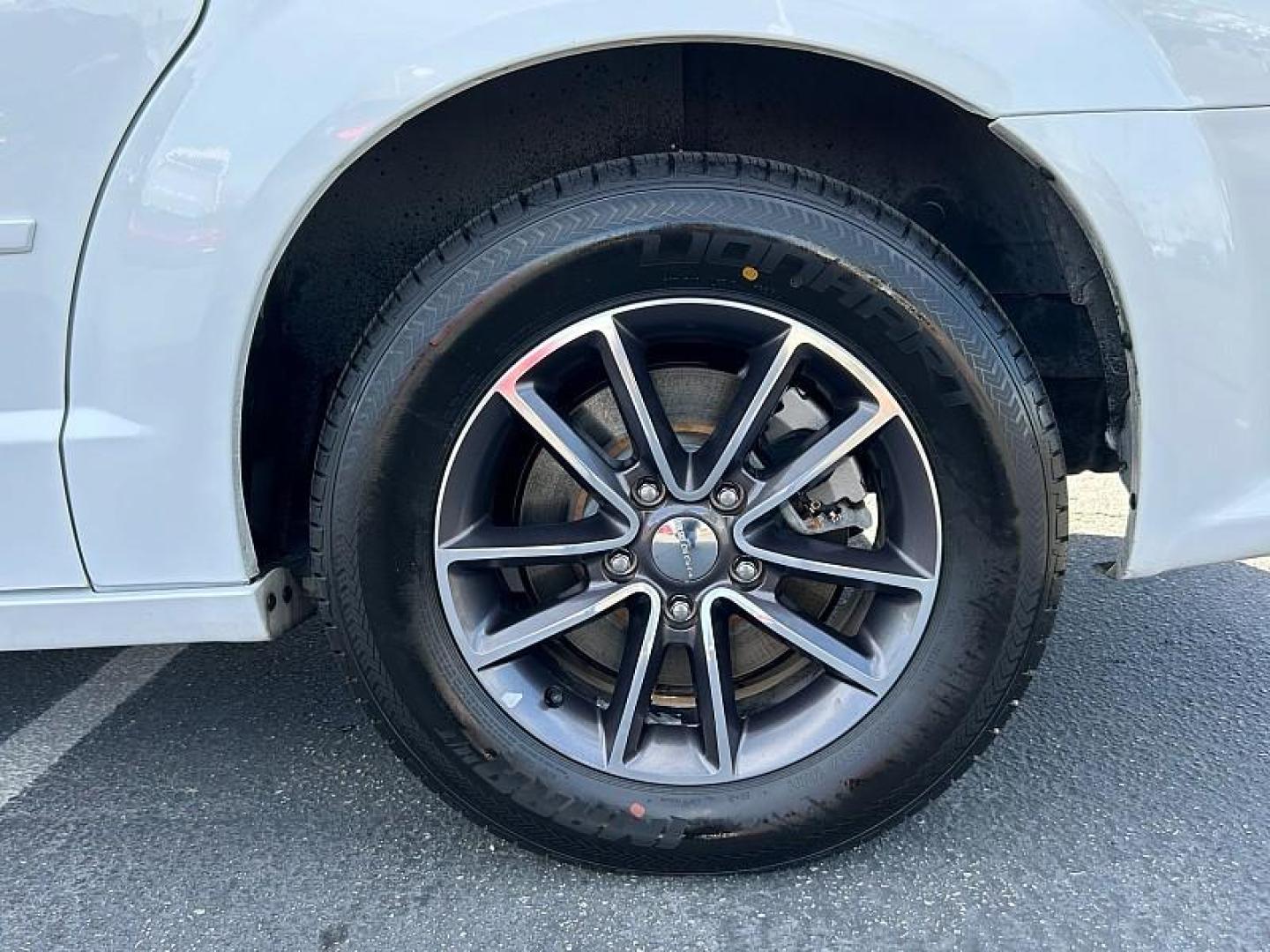 2017 WHITE Dodge Grand Caravan (2C4RDGCG8HR) with an V6 Flex Fuel 3.6 Liter engine, Automatic 6-Spd transmission, located at 412 Auto Vista Drive, Palmdale, 93551, (661) 945-0620, 34.592636, -118.136681 - Photo#11