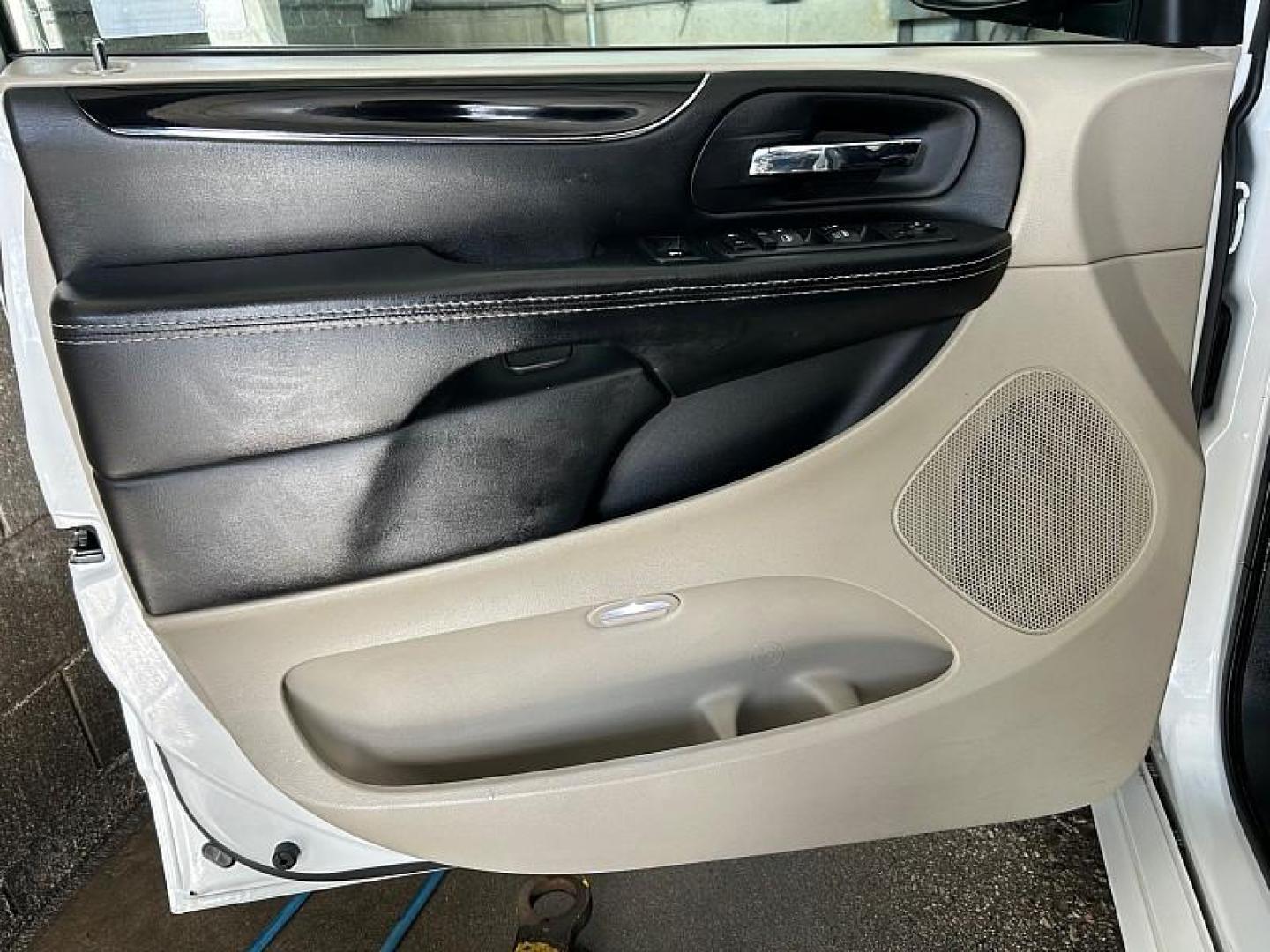 2017 WHITE Dodge Grand Caravan (2C4RDGCG8HR) with an V6 Flex Fuel 3.6 Liter engine, Automatic 6-Spd transmission, located at 412 Auto Vista Drive, Palmdale, 93551, (661) 945-0620, 34.592636, -118.136681 - Photo#14