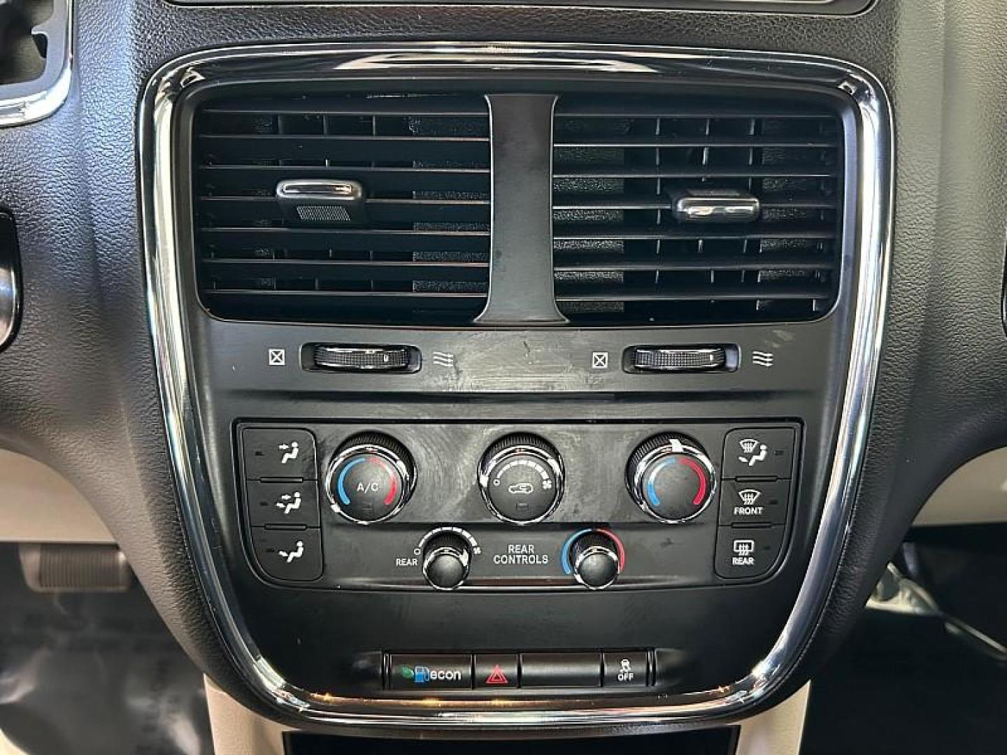 2017 WHITE Dodge Grand Caravan (2C4RDGCG8HR) with an V6 Flex Fuel 3.6 Liter engine, Automatic 6-Spd transmission, located at 412 Auto Vista Drive, Palmdale, 93551, (661) 945-0620, 34.592636, -118.136681 - Photo#20