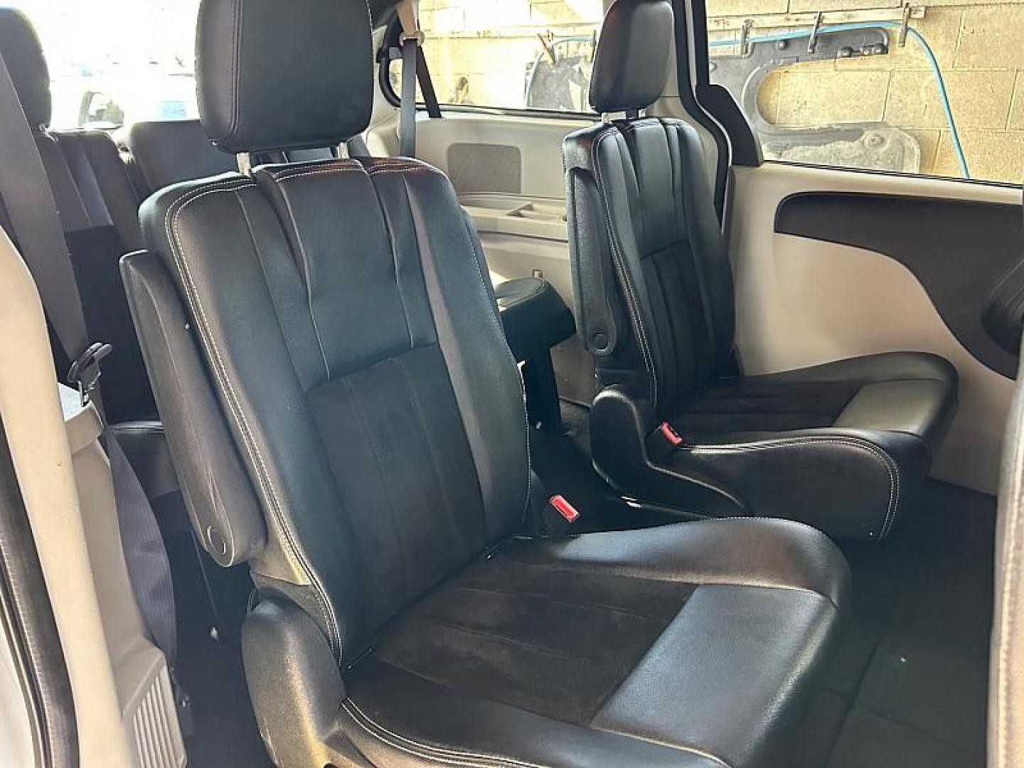 2017 WHITE Dodge Grand Caravan (2C4RDGCG8HR) with an V6 Flex Fuel 3.6 Liter engine, Automatic 6-Spd transmission, located at 412 Auto Vista Drive, Palmdale, 93551, (661) 945-0620, 34.592636, -118.136681 - Photo#24