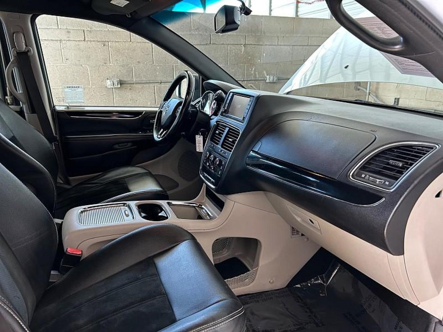 2017 WHITE Dodge Grand Caravan (2C4RDGCG8HR) with an V6 Flex Fuel 3.6 Liter engine, Automatic 6-Spd transmission, located at 412 Auto Vista Drive, Palmdale, 93551, (661) 945-0620, 34.592636, -118.136681 - Photo#25