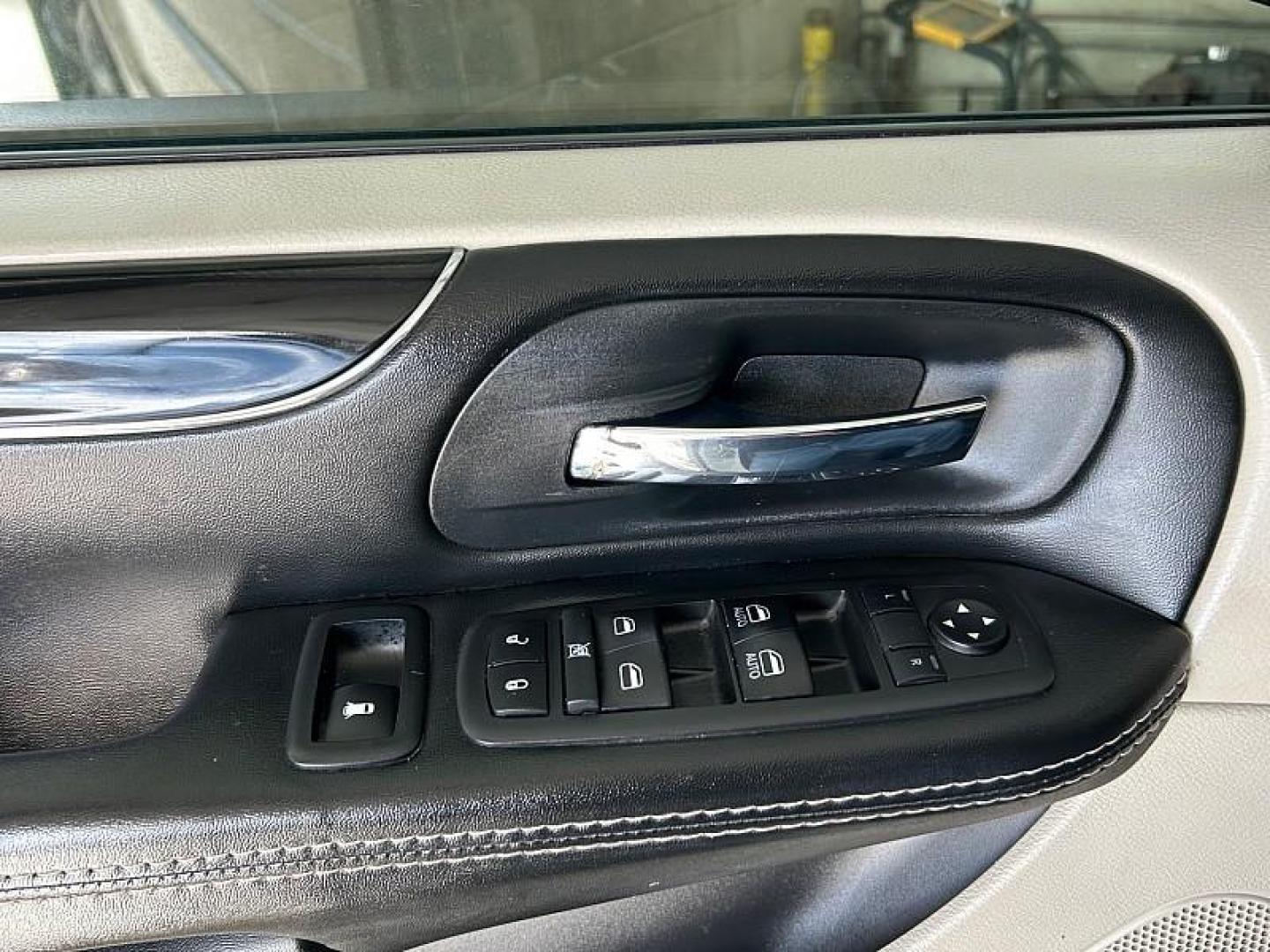 2017 WHITE Dodge Grand Caravan (2C4RDGCG8HR) with an V6 Flex Fuel 3.6 Liter engine, Automatic 6-Spd transmission, located at 412 Auto Vista Drive, Palmdale, 93551, (661) 945-0620, 34.592636, -118.136681 - Photo#27