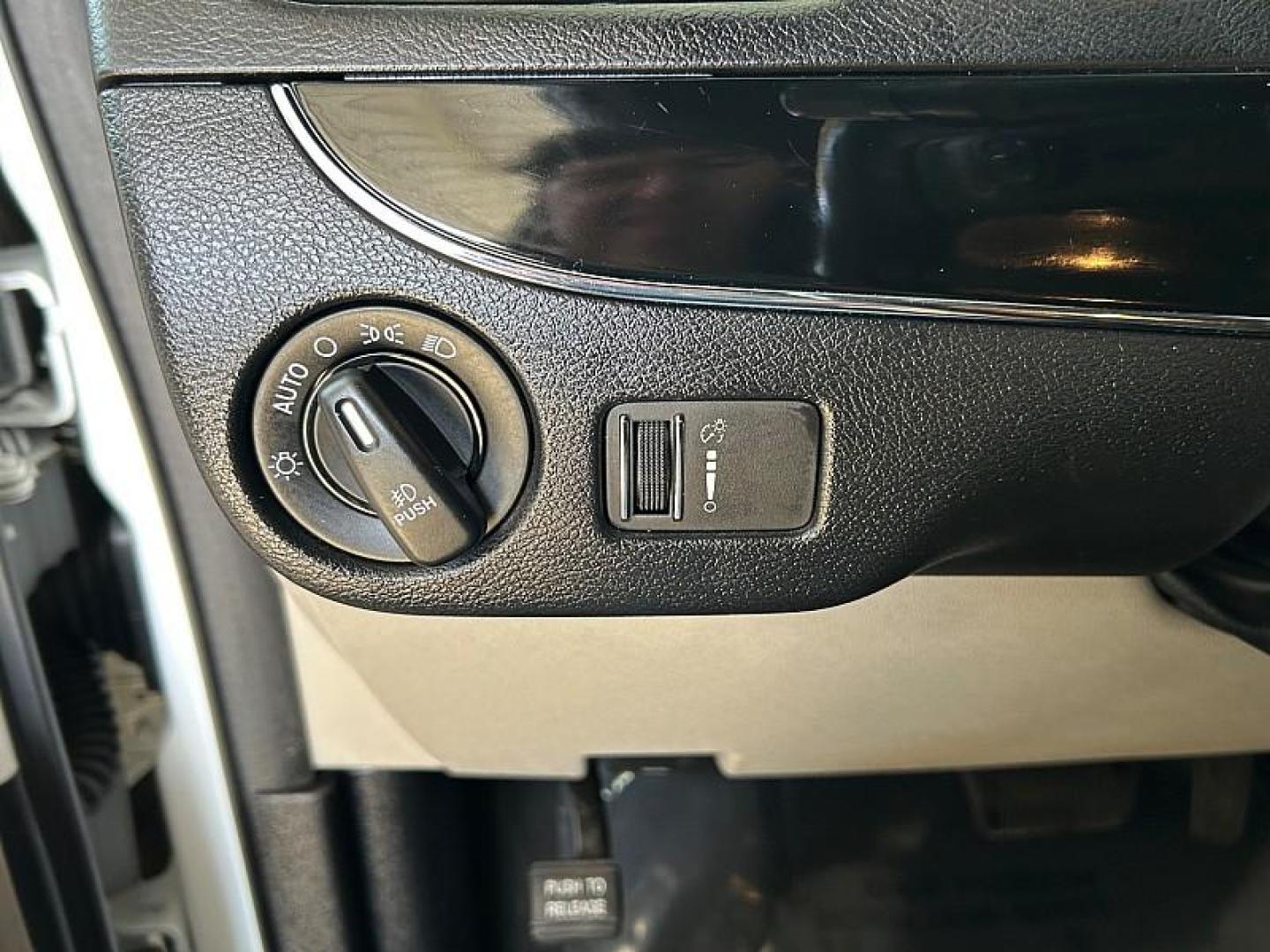 2017 WHITE Dodge Grand Caravan (2C4RDGCG8HR) with an V6 Flex Fuel 3.6 Liter engine, Automatic 6-Spd transmission, located at 412 Auto Vista Drive, Palmdale, 93551, (661) 945-0620, 34.592636, -118.136681 - Photo#28