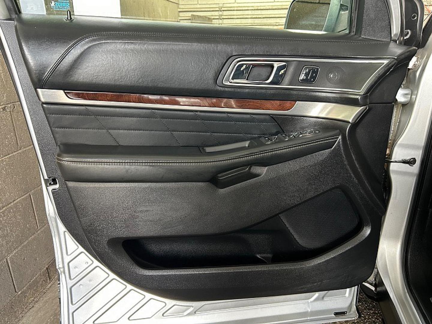 2017 SILVER Ford Explorer (1FM5K8HT2HG) with an V6 EcoBoost TT 3.5L engine, Auto 6-Spd SelectShift transmission, located at 412 Auto Vista Drive, Palmdale, 93551, (661) 945-0620, 34.592636, -118.136681- Photo#17