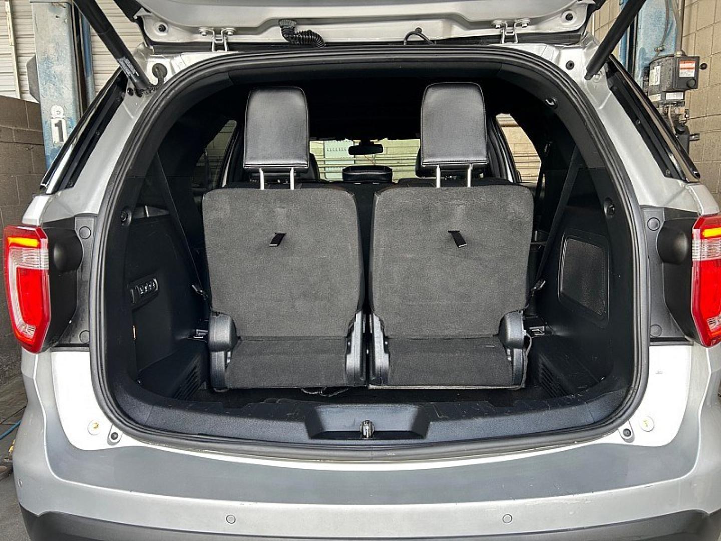 2017 SILVER Ford Explorer (1FM5K8HT2HG) with an V6 EcoBoost TT 3.5L engine, Auto 6-Spd SelectShift transmission, located at 412 Auto Vista Drive, Palmdale, 93551, (661) 945-0620, 34.592636, -118.136681- Photo#29