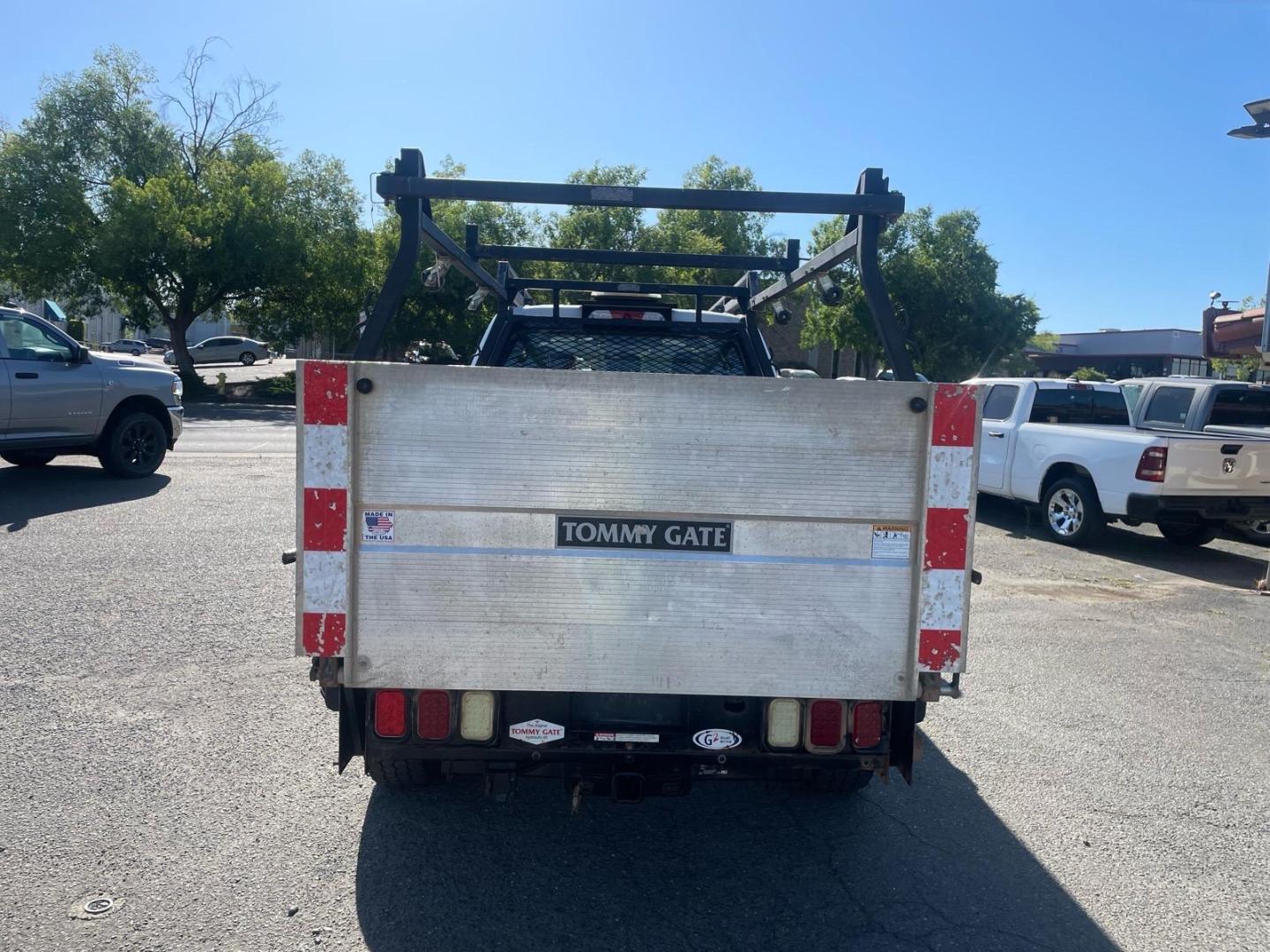 2017 Oxford White Ford F-250 Super Duty XL (1FT7W2BTXHE) with an 6.7L Power Stroke 6.7L Biodiesel Turbo V8 440hp 925ft. lbs. Common Rail Direct Injection engine, 6-Speed Shiftable Automatic transmission, located at 800 Riverside Ave, Roseville, CA, 95678, 916-773-4549 & Toll Free: 866-719-4393, 38.732265, -121.291039 - Photo#3