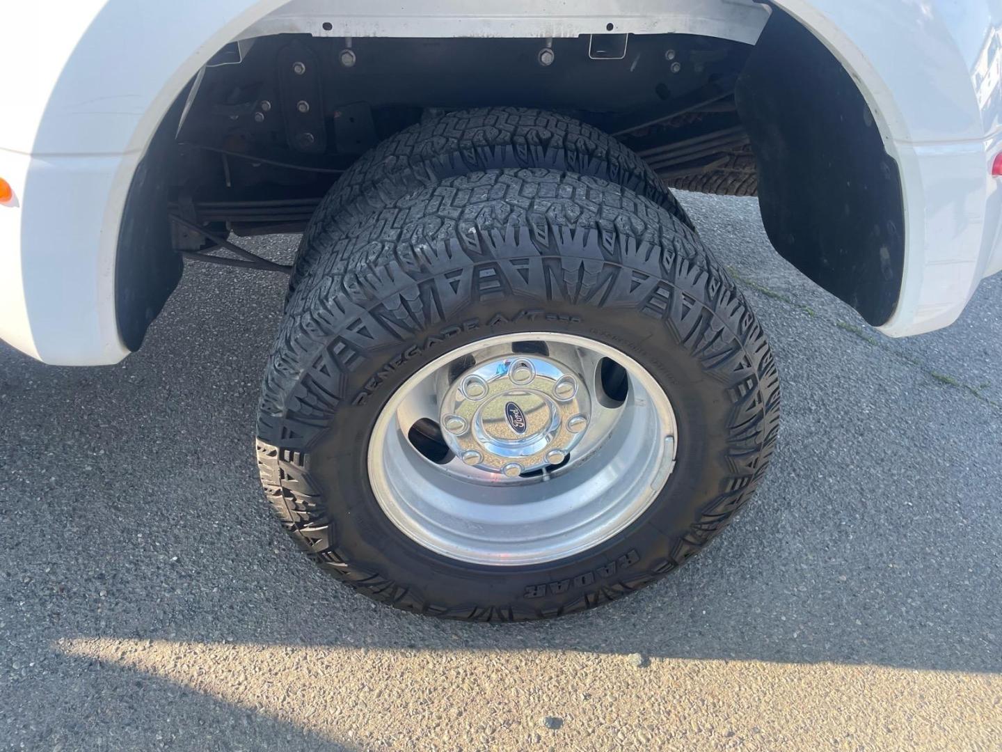 2017 Oxford White Ford F-350 Super Duty XL (1FT8W3DTXHE) with an 6.7L Power Stroke 6.7L Biodiesel Turbo V8 440hp 925ft. lbs. Common Rail Direct Injection engine, 6-Speed Shiftable Automatic transmission, located at 800 Riverside Ave, Roseville, CA, 95678, 916-773-4549 & Toll Free: 866-719-4393, 38.732265, -121.291039 - DIESEL CREW CAB DUALLY 4X4 FX4 CLEAN CARFAX - Photo#6