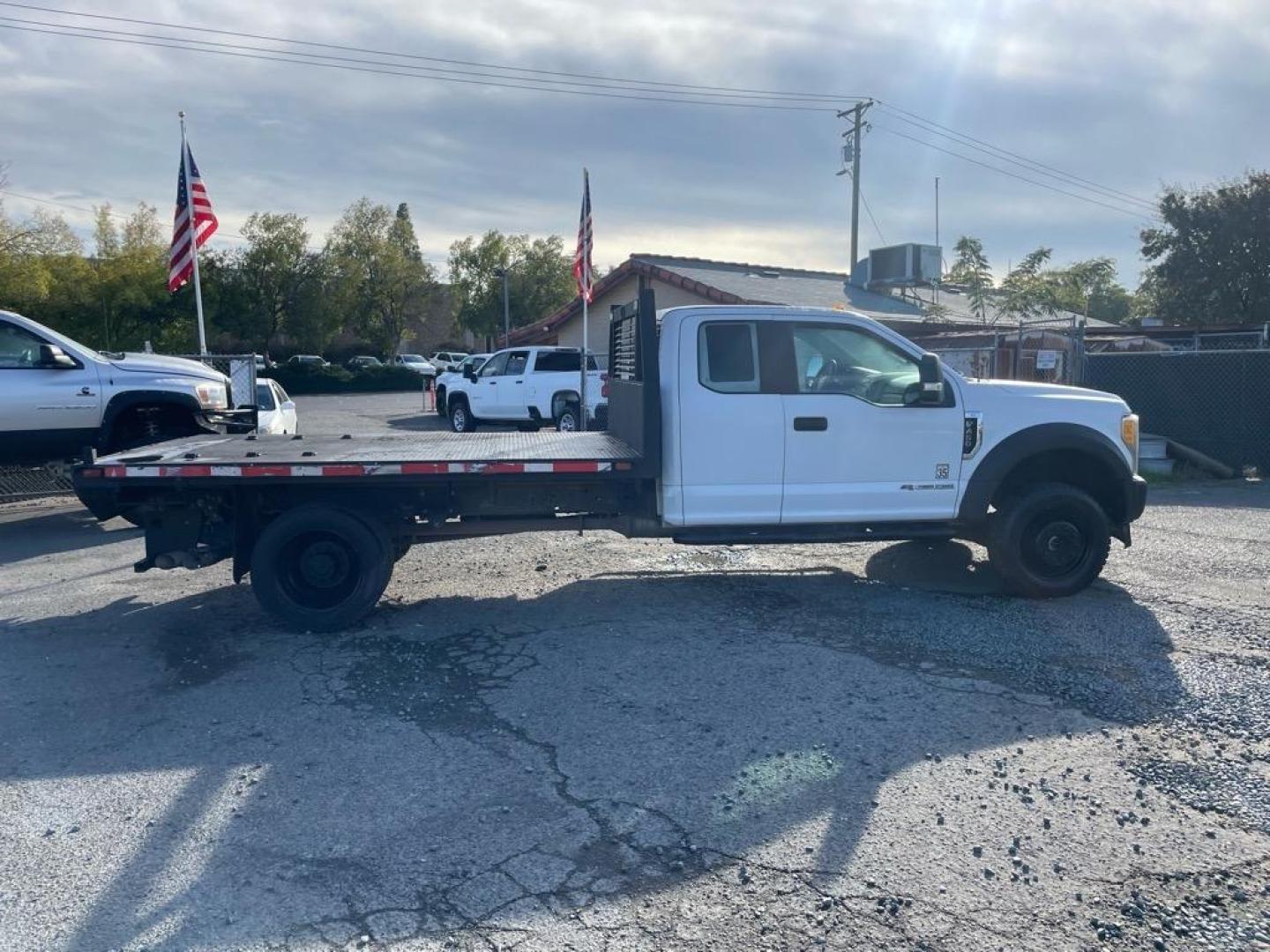 2017 Oxford White Ford F-450 Super Duty XL (1FD0X4HTXHE) with an 6.7L Power Stroke 6.7L Biodiesel Turbo V8 440hp 925ft. lbs. Common Rail Direct Injection engine, 6-Speed Shiftable Automatic transmission, located at 800 Riverside Ave, Roseville, CA, 95678, 916-773-4549 & Toll Free: 866-719-4393, 38.732265, -121.291039 - DIESEL SUPER CAB 4X4 11 FOOT FLAT BED ONE OWNER - Photo#5