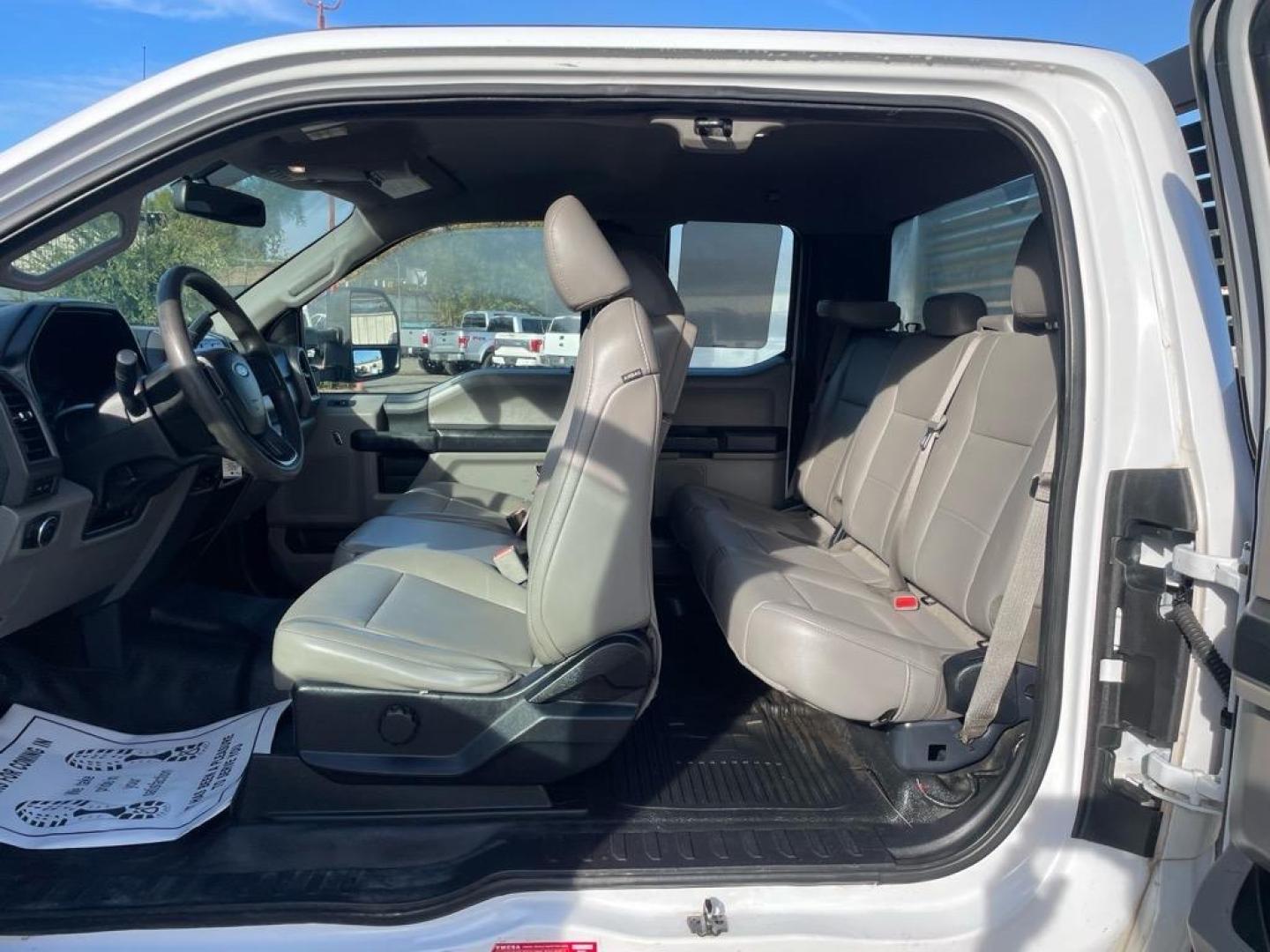 2017 Oxford White Ford F-450 Super Duty XL (1FD0X4HTXHE) with an 6.7L Power Stroke 6.7L Biodiesel Turbo V8 440hp 925ft. lbs. Common Rail Direct Injection engine, 6-Speed Shiftable Automatic transmission, located at 800 Riverside Ave, Roseville, CA, 95678, 916-773-4549 & Toll Free: 866-719-4393, 38.732265, -121.291039 - DIESEL SUPER CAB 4X4 11 FOOT FLAT BED ONE OWNER - Photo#9