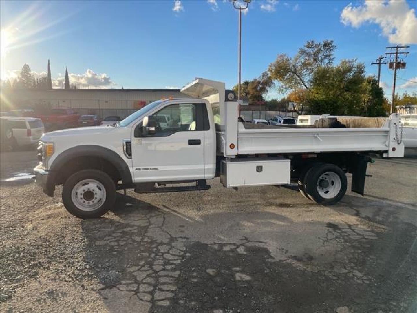 2017 White Ford F-550 XL (1FDUF5GT3HE) with an 6.7L 8 Cylinder Other engine, 6-Speed Automatic transmission, located at 800 Riverside Ave, Roseville, CA, 95678, 916-773-4549 & Toll Free: 866-719-4393, 38.732265, -121.291039 - DUALLY DIESEL DUMP BED ONE OWNER CLEAN CARFAX - Photo#5