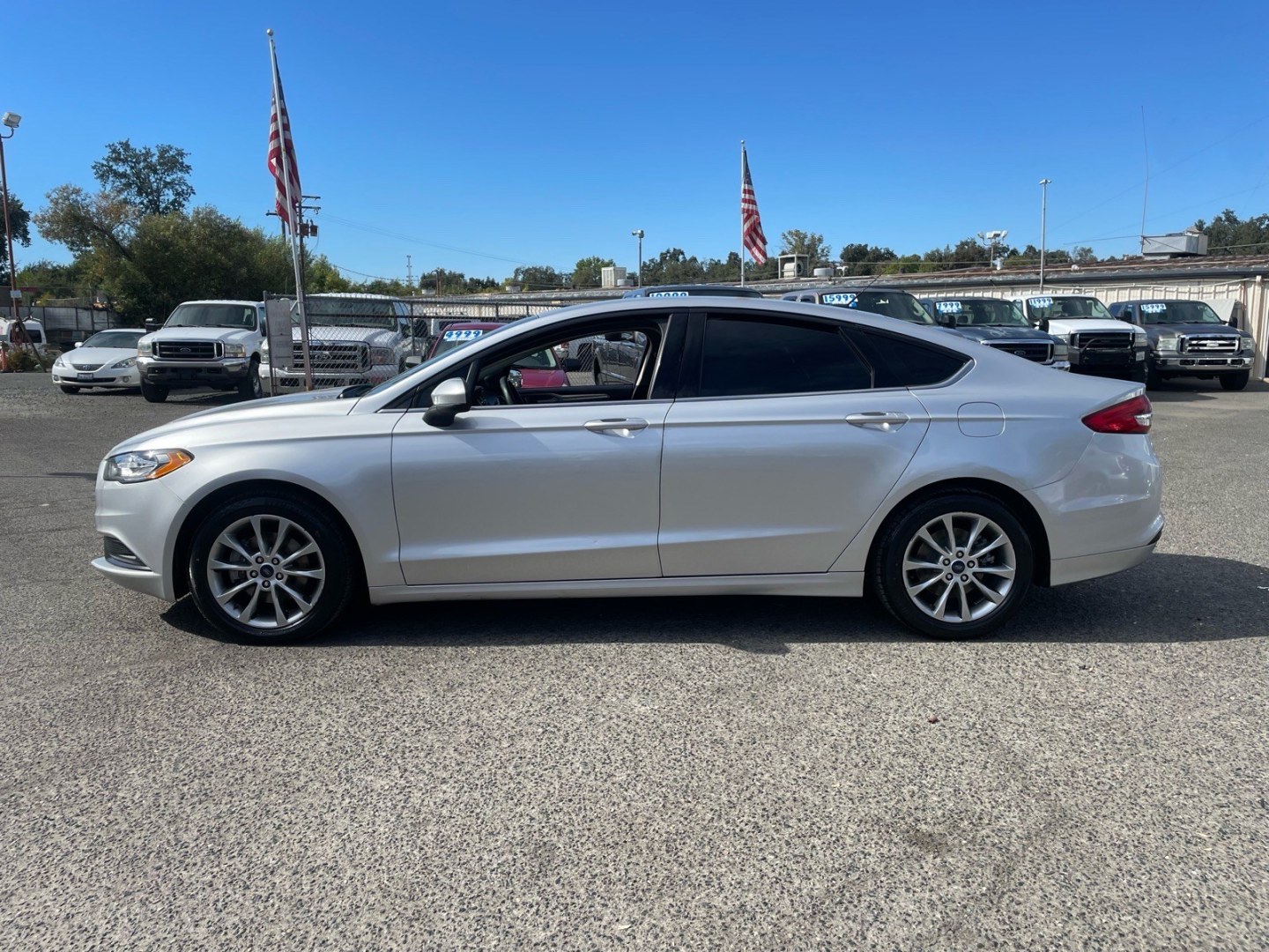 2017 Ingot Silver Ford Fusion SE (3FA6P0H75HR) with an 2.5L 2.5L I4 175hp 175ft. lbs. Sequential Multiport Fuel Injection engine, 6-Speed Automatic transmission, located at 800 Riverside Ave, Roseville, CA, 95678, 916-773-4549 & Toll Free: 866-719-4393, 38.732265, -121.291039 - SE NEW TIRES- Photo#4