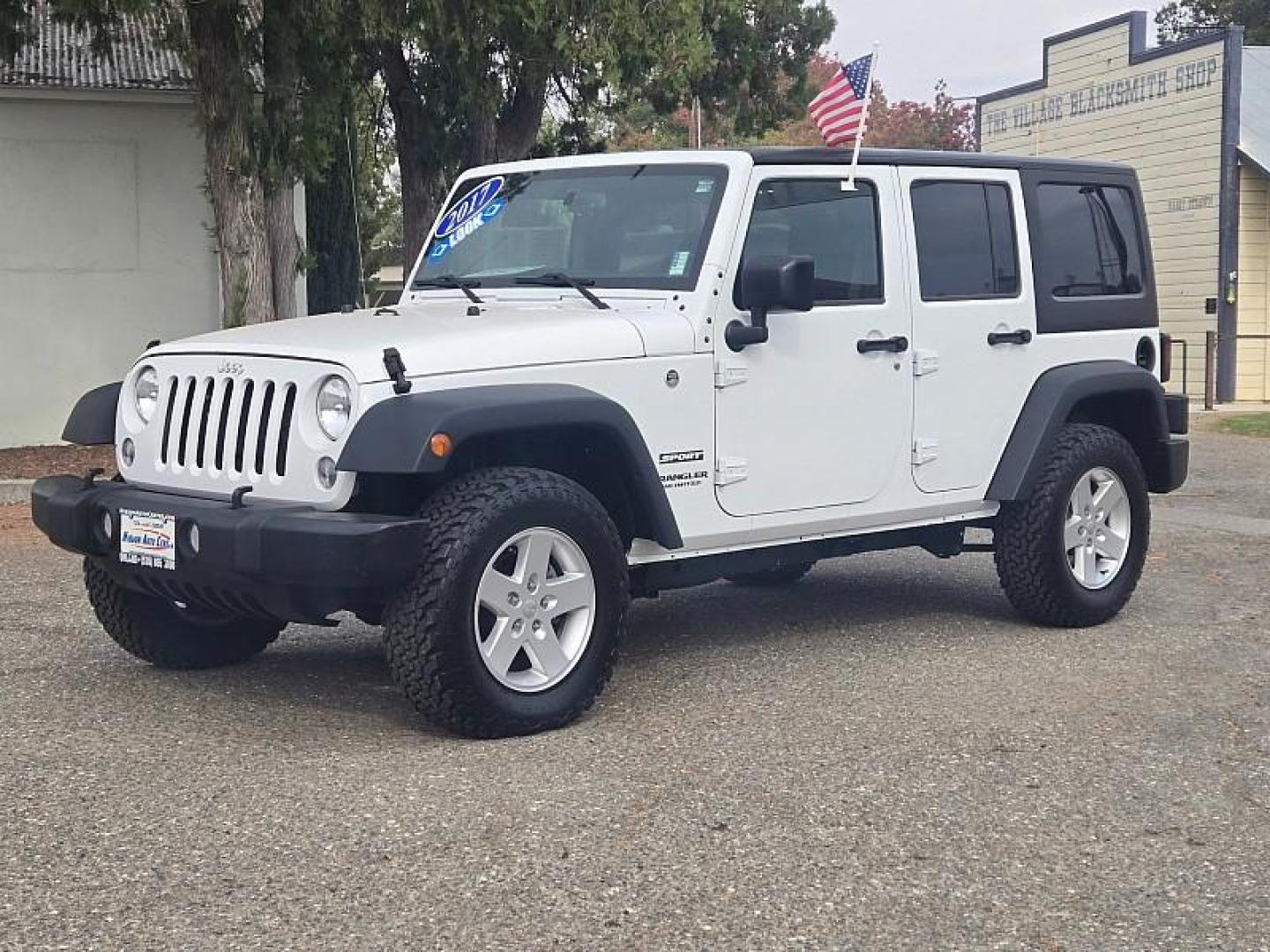 2017 WHITE Jeep Wrangler Unlimited (1C4HJWDG5HL) with an V6 3.6 Liter engine, Automatic 5-Spd transmission, located at 246 E Walker St., Orland, 95963, (530) 865-5800, 39.747589, -122.178398 - Photo#3