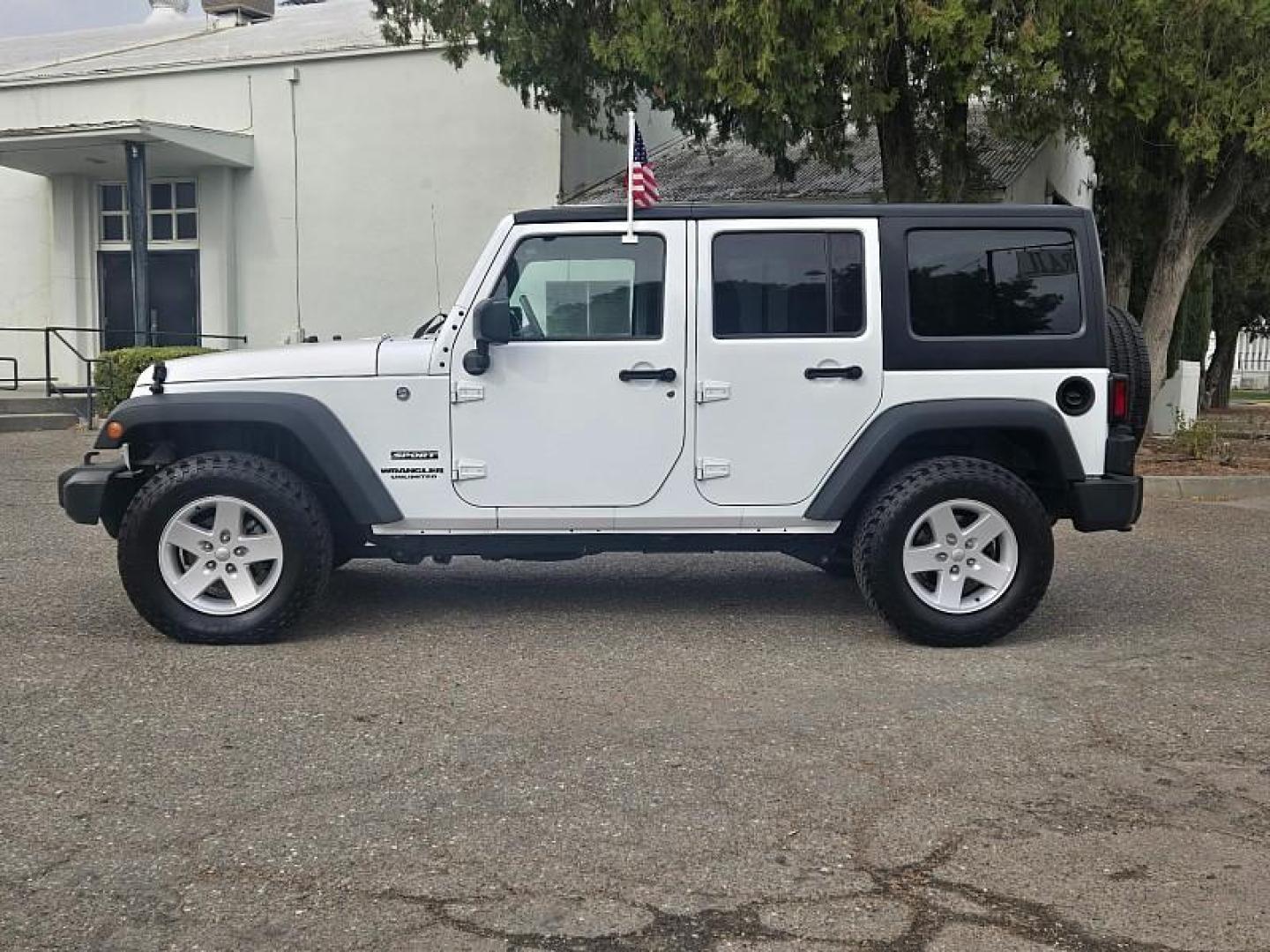 2017 WHITE Jeep Wrangler Unlimited (1C4HJWDG5HL) with an V6 3.6 Liter engine, Automatic 5-Spd transmission, located at 246 E Walker St., Orland, 95963, (530) 865-5800, 39.747589, -122.178398 - Photo#4
