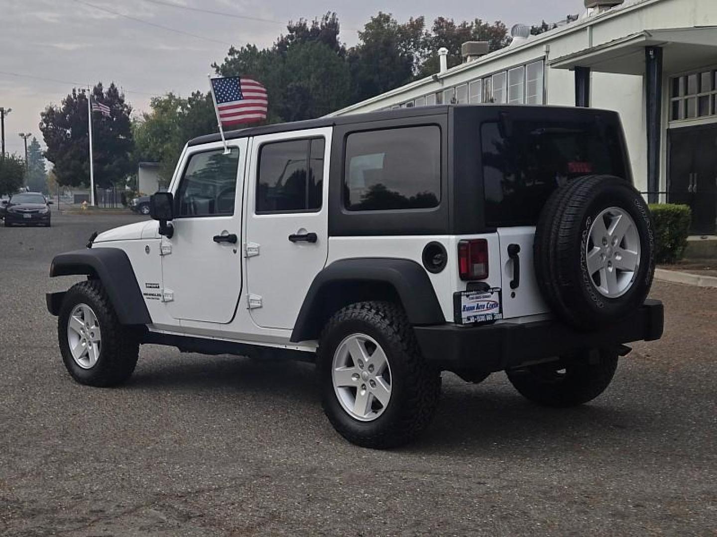 2017 WHITE Jeep Wrangler Unlimited (1C4HJWDG5HL) with an V6 3.6 Liter engine, Automatic 5-Spd transmission, located at 246 E Walker St., Orland, 95963, (530) 865-5800, 39.747589, -122.178398 - Photo#5