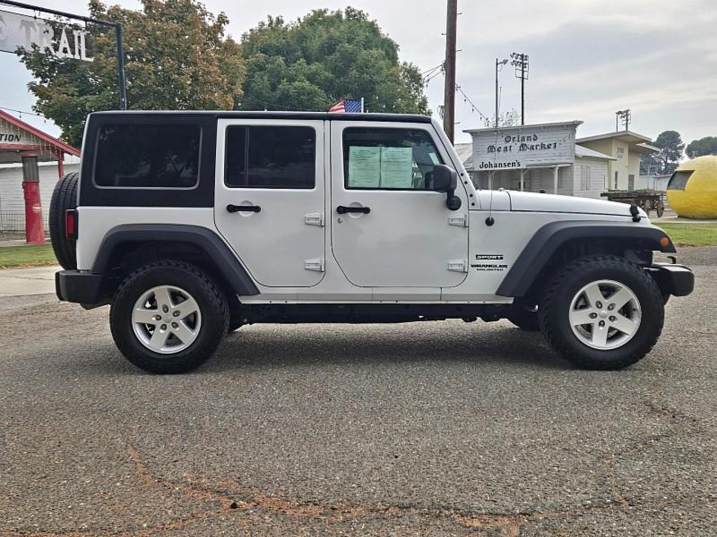 2017 WHITE Jeep Wrangler Unlimited (1C4HJWDG5HL) with an V6 3.6 Liter engine, Automatic 5-Spd transmission, located at 246 E Walker St., Orland, 95963, (530) 865-5800, 39.747589, -122.178398 - Photo#8