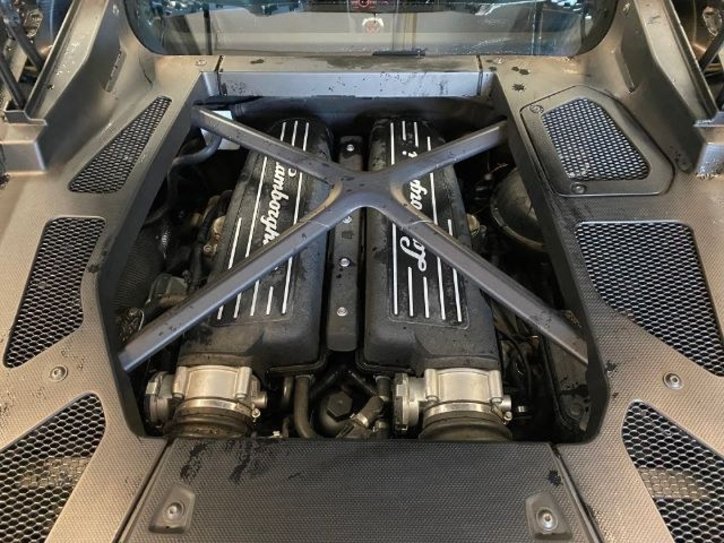 2017 WHITE Lamborghini Huracan (ZHWUC2ZF6HL) with an V10 5.2 Liter engine, Auto 7-Spd Dual-Clutch transmission, located at 412 Auto Vista Drive, Palmdale, 93551, (661) 945-0620, 34.592636, -118.136681- Photo#18