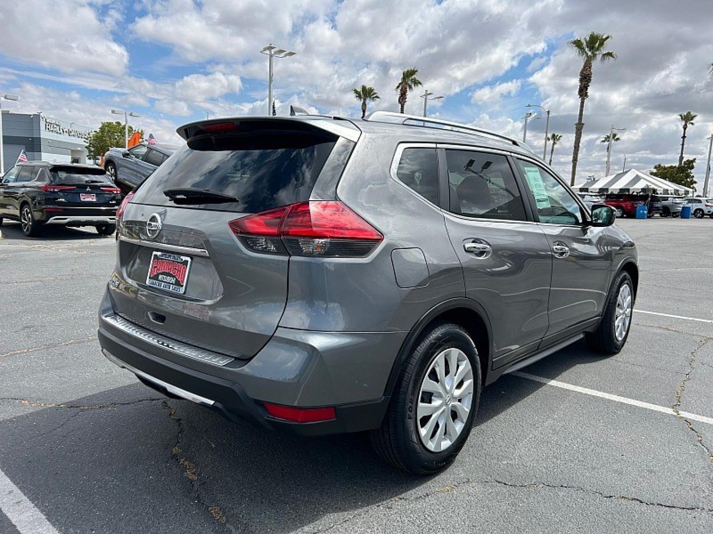 2017 GRAY Nissan Rogue (5N1AT2MN5HC) with an 4-Cyl 2.5 Liter engine, Auto CVT Xtronic transmission, located at 412 Auto Vista Drive, Palmdale, 93551, (661) 945-0620, 34.592636, -118.136681- Photo#5