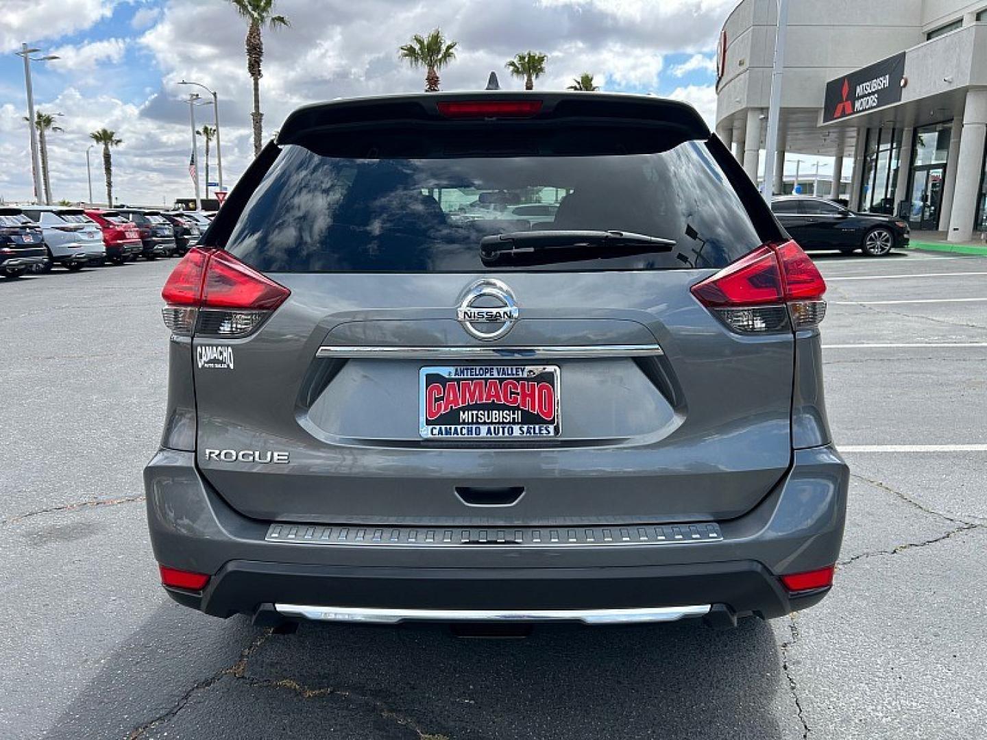 2017 GRAY Nissan Rogue (5N1AT2MN5HC) with an 4-Cyl 2.5 Liter engine, Auto CVT Xtronic transmission, located at 412 Auto Vista Drive, Palmdale, 93551, (661) 945-0620, 34.592636, -118.136681- Photo#6