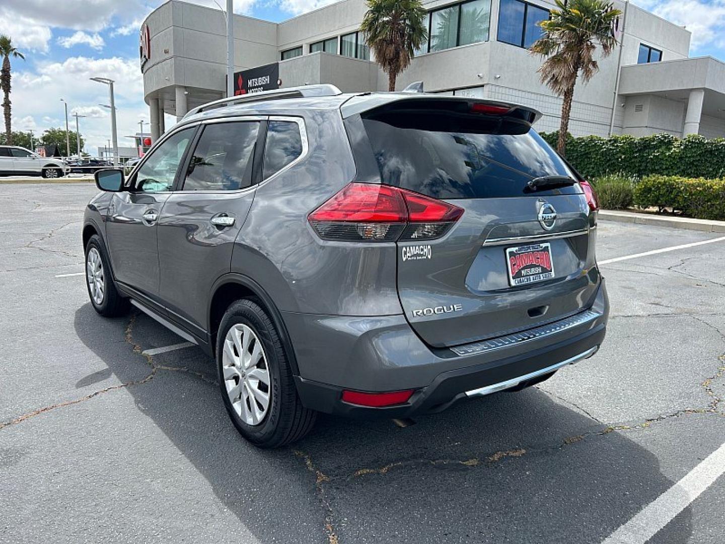 2017 GRAY Nissan Rogue (5N1AT2MN5HC) with an 4-Cyl 2.5 Liter engine, Auto CVT Xtronic transmission, located at 412 Auto Vista Drive, Palmdale, 93551, (661) 945-0620, 34.592636, -118.136681- Photo#7