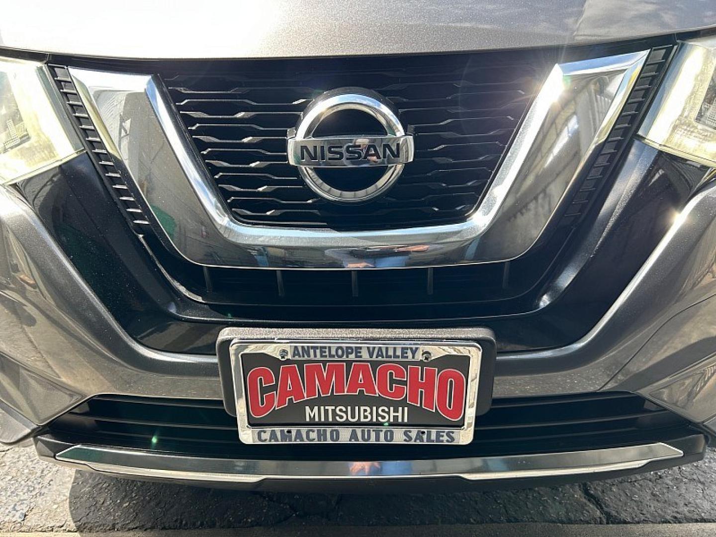 2017 GRAY Nissan Rogue (5N1AT2MN5HC) with an 4-Cyl 2.5 Liter engine, Auto CVT Xtronic transmission, located at 412 Auto Vista Drive, Palmdale, 93551, (661) 945-0620, 34.592636, -118.136681- Photo#9
