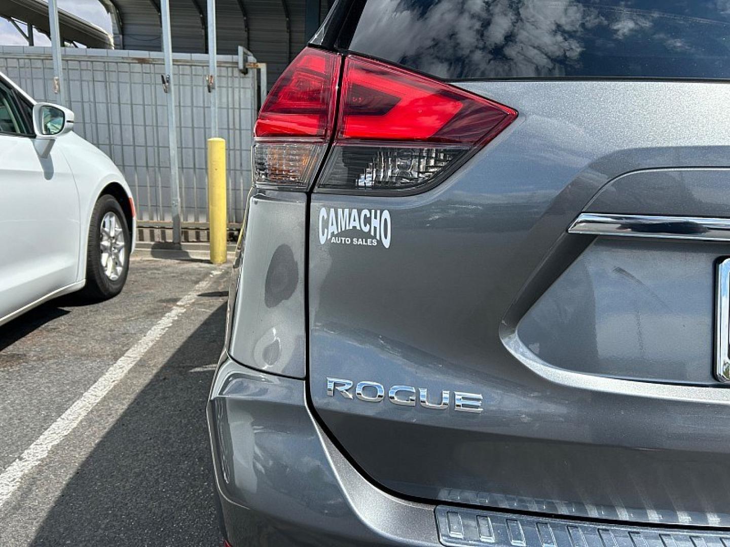 2017 GRAY Nissan Rogue (5N1AT2MN5HC) with an 4-Cyl 2.5 Liter engine, Auto CVT Xtronic transmission, located at 412 Auto Vista Drive, Palmdale, 93551, (661) 945-0620, 34.592636, -118.136681- Photo#11