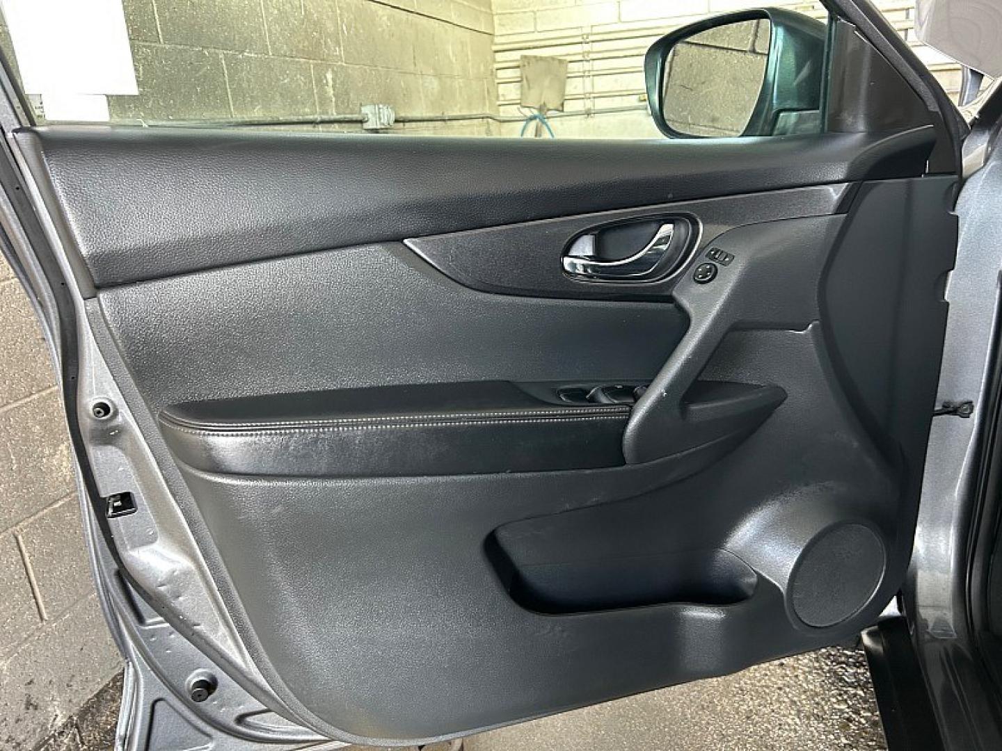 2017 GRAY Nissan Rogue (5N1AT2MN5HC) with an 4-Cyl 2.5 Liter engine, Auto CVT Xtronic transmission, located at 412 Auto Vista Drive, Palmdale, 93551, (661) 945-0620, 34.592636, -118.136681- Photo#17
