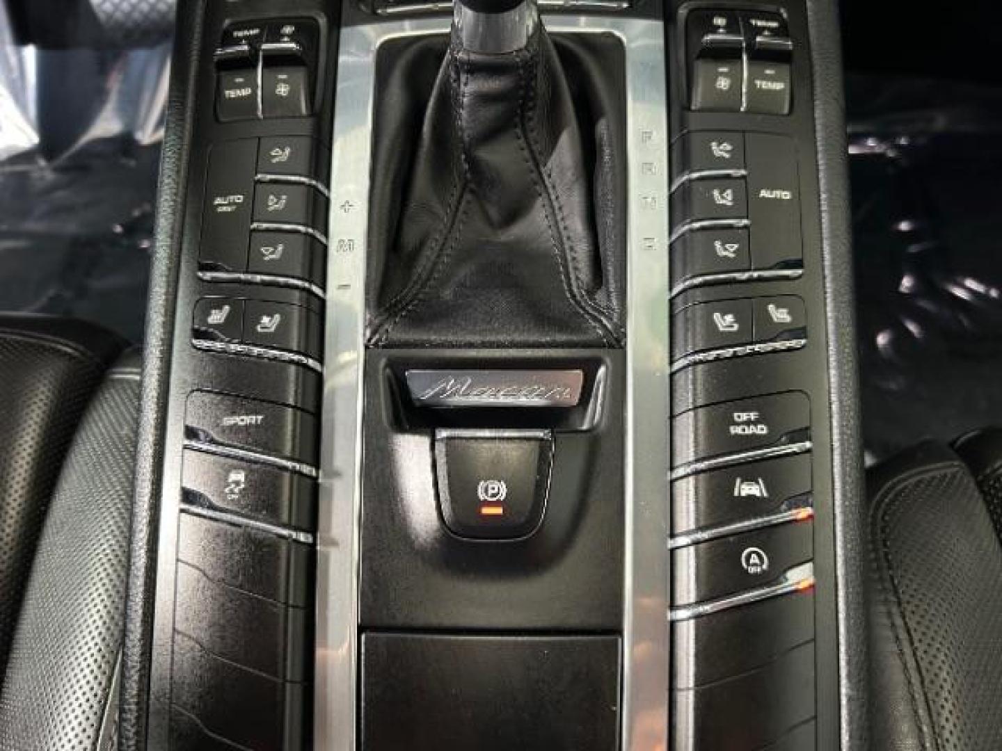 2017 SILVER Porsche Macan (WP1AA2A57HL) with an 4-Cyl Turbo 2.0 Liter engine, Auto 7-Spd PDK Dbl-Cltch transmission, located at 412 Auto Vista Drive, Palmdale, 93551, (661) 945-0620, 34.592636, -118.136681 - Photo#23