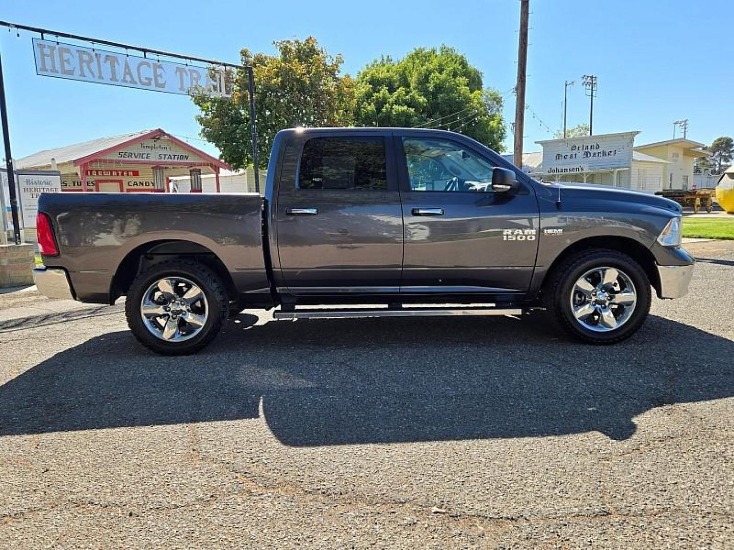 2017 GRAY Ram 1500 4WD (1C6RR7LT3HS) with an V8 HEMI 5.7 Liter engine, Automatic 8-Spd transmission, located at 246 E Walker St., Orland, 95963, (530) 865-5800, 39.747589, -122.178398 - Photo#9