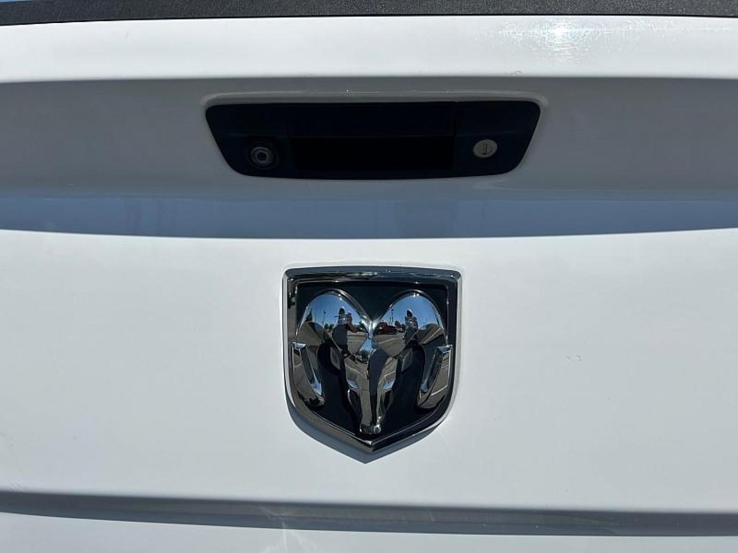 2017 WHITE Ram 2500 4WD (3C6TR5HT1HG) with an 8-Cyl 5.7 Liter engine, Automatic transmission, located at 412 Auto Vista Drive, Palmdale, 93551, (661) 945-0620, 34.592636, -118.136681 - Photo#10