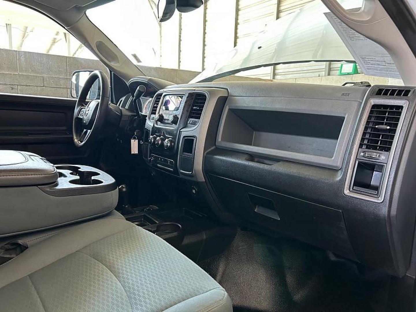 2017 WHITE Ram 2500 4WD (3C6TR5HT1HG) with an 8-Cyl 5.7 Liter engine, Automatic transmission, located at 412 Auto Vista Drive, Palmdale, 93551, (661) 945-0620, 34.592636, -118.136681 - Photo#26