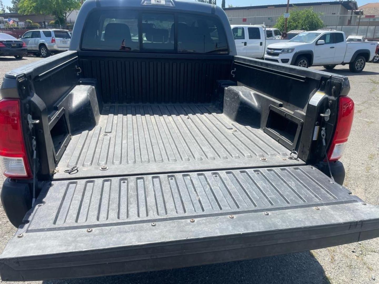 2017 Magnetic Gray Metallic Toyota Tacoma TRD Off-Road (3TMCZ5AN1HM) with an 3.5L 3.5L V6 278hp 265ft. lbs. Direct Injection engine, 6-Speed Shiftable Automatic transmission, located at 800 Riverside Ave, Roseville, CA, 95678, 916-773-4549 & Toll Free: 866-719-4393, 38.732265, -121.291039 - DOUBLE CAB TRD OFF ROAD 4X4 - Photo#9