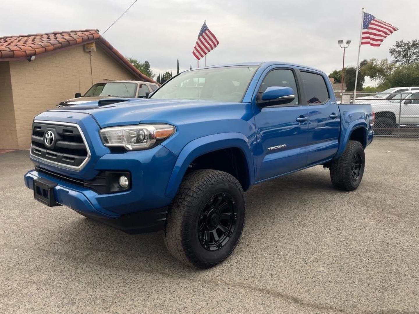 2017 Blazing Blue Pearl Toyota Tacoma TRD Sport (5TFCZ5AN6HX) with an 3.5L 3.5L V6 278hp 265ft. lbs. Direct Injection engine, 6-Speed Manual transmission, located at 800 Riverside Ave, Roseville, CA, 95678, 916-773-4549 & Toll Free: 866-719-4393, 38.732265, -121.291039 - 4X4 DOUBLE CAB TRD SPORT LEATHER MOON ROOF SERVICE RECORDS MANUAL TRANSMISSION - Photo#0