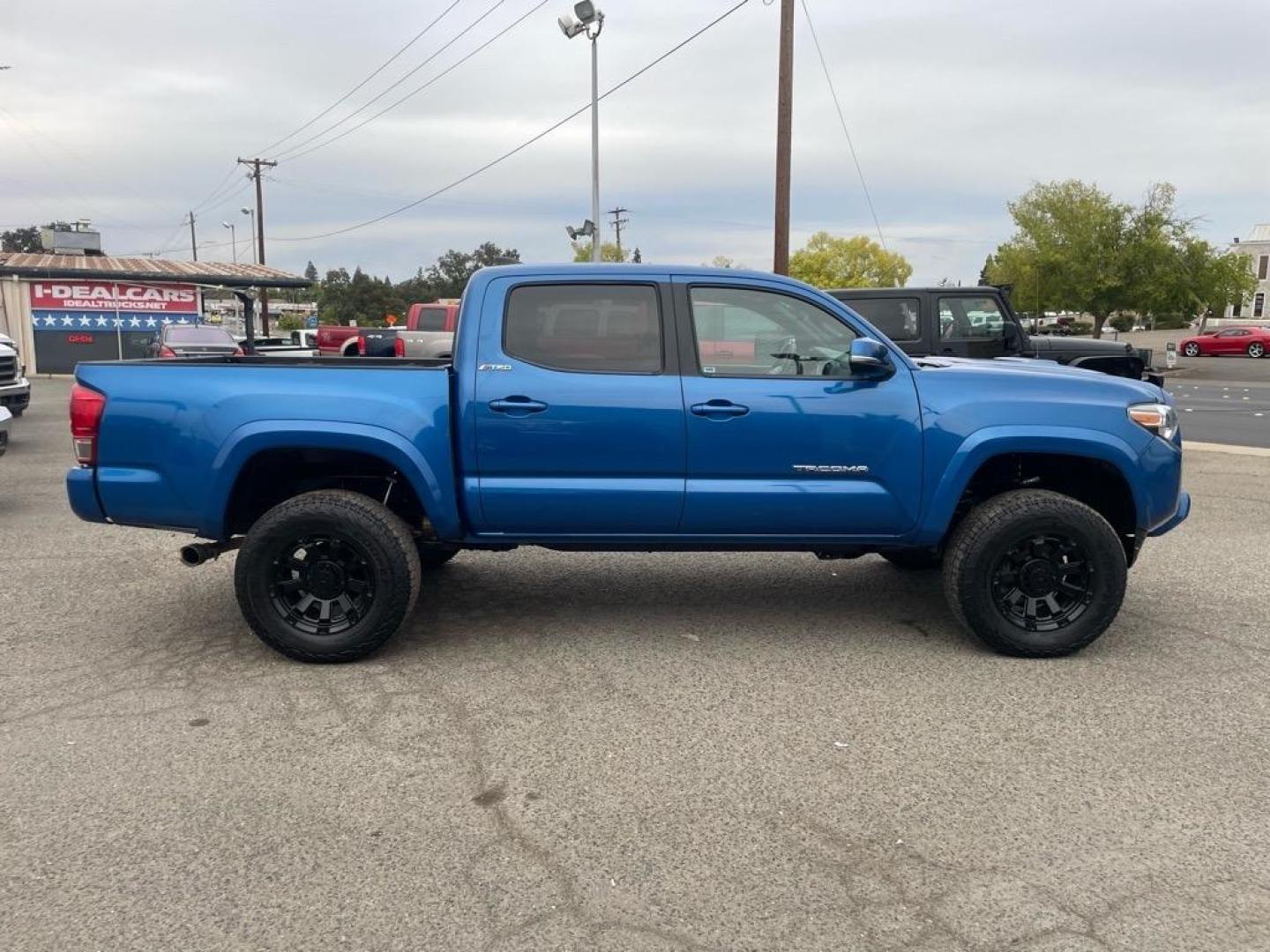 2017 Blazing Blue Pearl Toyota Tacoma TRD Sport (5TFCZ5AN6HX) with an 3.5L 3.5L V6 278hp 265ft. lbs. Direct Injection engine, 6-Speed Manual transmission, located at 800 Riverside Ave, Roseville, CA, 95678, 916-773-4549 & Toll Free: 866-719-4393, 38.732265, -121.291039 - 4X4 DOUBLE CAB TRD SPORT LEATHER MOON ROOF SERVICE RECORDS MANUAL TRANSMISSION - Photo#5