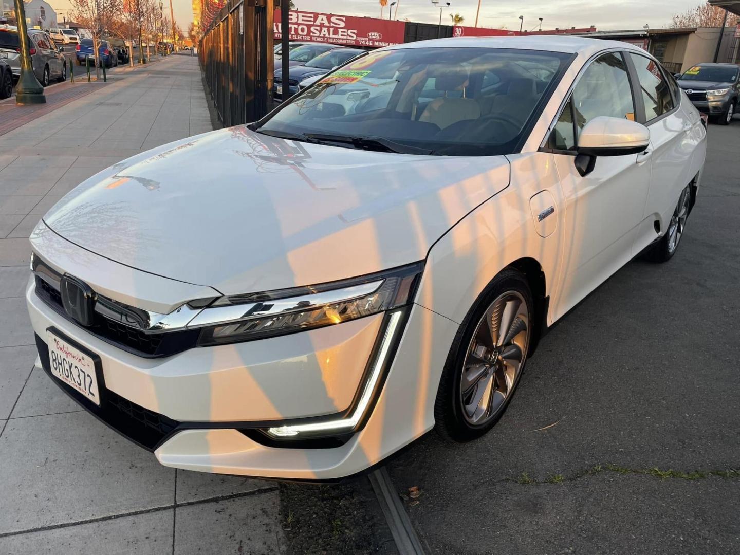 2018 WHITE Honda Clarity Plug-In Hybrid (JHMZC5F12JC) with an 1.5L L4 DOHC 16V HYBRID engine, CVT transmission, located at 744 E Miner Ave, Stockton, CA, 95202, (209) 944-5770, 37.956863, -121.282082 - PLUS TAXES AND FEES NO CHARGER AVAILABLE - Photo#3