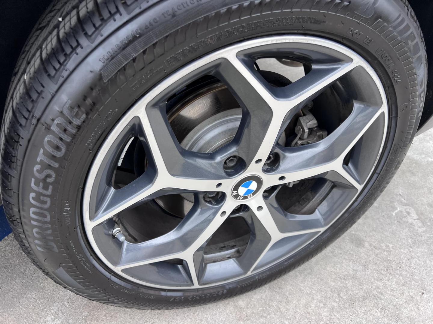 2018 White /Beige BMW X1 sDrive28i (WBXHU7C38J5) with an 2.0L L4 DOHC 16V engine, 8A transmission, located at 30 S. Berkeley Avenue, Pasadena, CA, 91107, (626) 248-7567, 34.145447, -118.109398 - Crown City Motors is a used “Buy Here Pay Here” car dealer in Pasadena CA. “Buy Here Pay Here” financing, means that when you purchase your vehicle from our dealership, that you make the payments to the dealership as well. We do not need the banks approval to get you approved for a used auto - Photo#27