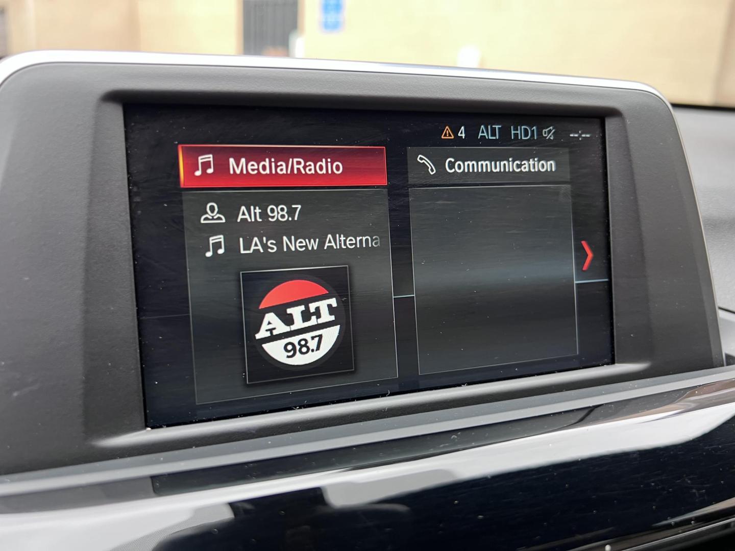 2018 White /Beige BMW X1 sDrive28i (WBXHU7C38J5) with an 2.0L L4 DOHC 16V engine, 8A transmission, located at 30 S. Berkeley Avenue, Pasadena, CA, 91107, (626) 248-7567, 34.145447, -118.109398 - Crown City Motors is a used “Buy Here Pay Here” car dealer in Pasadena CA. “Buy Here Pay Here” financing, means that when you purchase your vehicle from our dealership, that you make the payments to the dealership as well. We do not need the banks approval to get you approved for a used auto - Photo#36